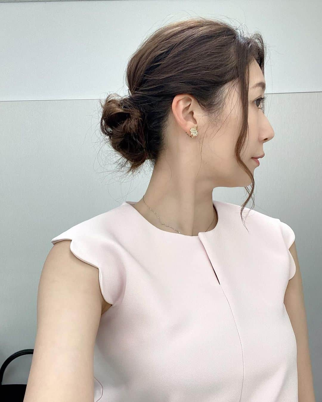 穂川果音さんのインスタグラム写真 - (穂川果音Instagram)「hairstyle  アップヘアです😊  #hairstyle #hairarrange #アップヘア　#アベプラ　#abematv #アップスタイル　#イヤリング　#earrings   #穂川果音  #気象予報士　#下めアップ  #綺麗めアレンジ 　#まとめ髪　#お天気キャスター #前髪アレンジ」7月26日 14時32分 - hokawakanonn