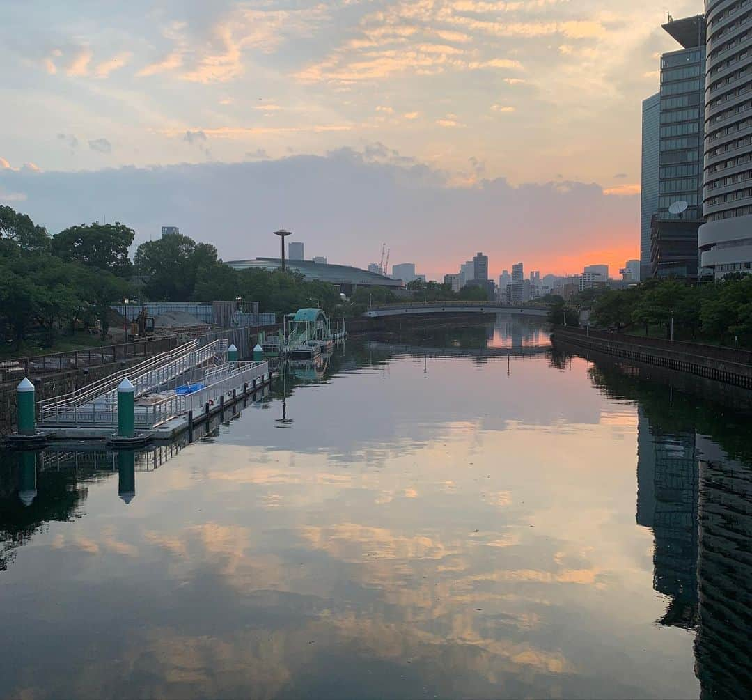 福井晶一さんのインスタグラム写真 - (福井晶一Instagram)「大阪〜思い出写真  #森ノ宮ピロティホール客席 #大入り #森ノ宮ピロティホール外観 #弁天橋からの夕陽  #大阪城 #一人お好み焼き #四角いお好み焼き #レモネード #スタバ大阪城公園店」7月26日 15時37分 - shoichi.fukui