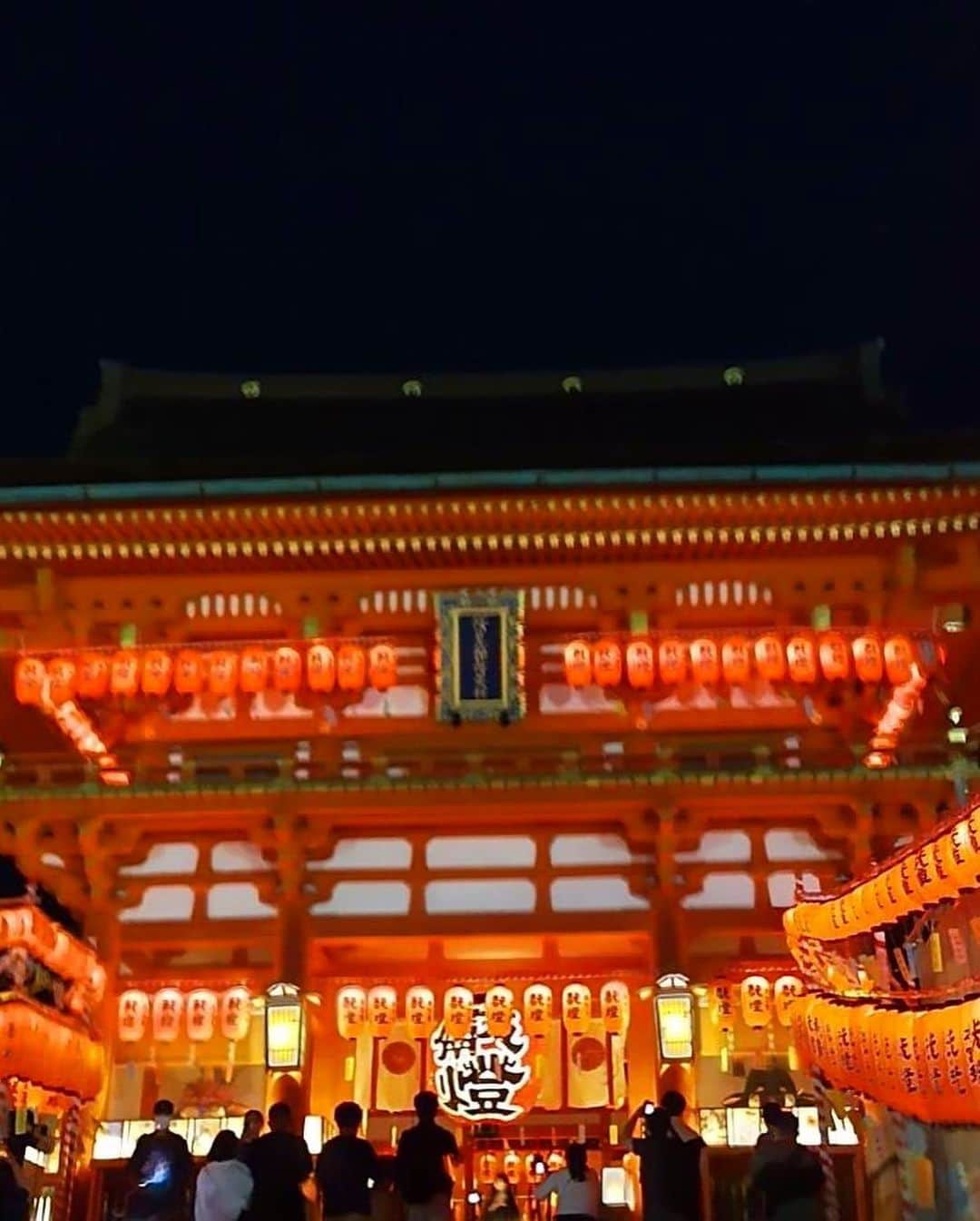 相川七瀬さんのインスタグラム写真 - (相川七瀬Instagram)「京都、伏見稲荷大社の本宮祭へ。提灯がどこまでも続いていて、普段と違う雰囲気で賑わっていました😇千本鳥居で写真とったら、綺麗な光が差し込んで来た⛩✨夜もとっても幻想的でした。  #伏見稲荷大社  #本宮祭 #日本の風景」7月26日 15時47分 - nanasecat