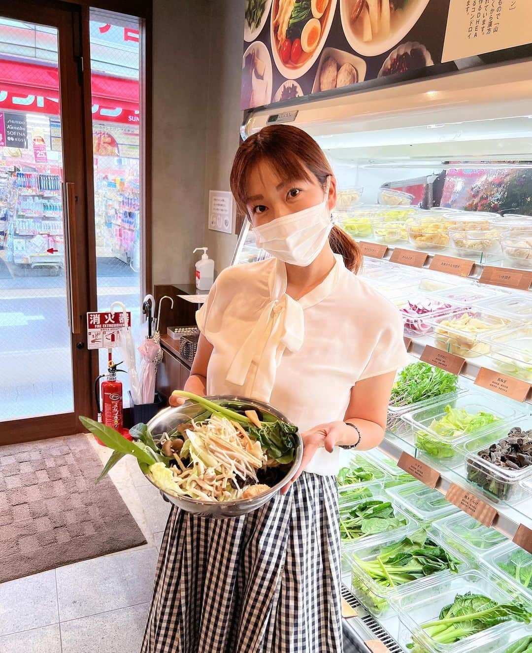 庄司ゆうこさんのインスタグラム写真 - (庄司ゆうこInstagram)「薬膳スープ春雨と薬膳火鍋の両方が楽しめる「七宝麻辣湯（チーパオマーラータン）学芸大学店」のレセプションに行ってきました❣️ 実は恵比寿店には週1で行ってるくらいどハマりしています⭐️ 麻辣湯（スープ＋春雨）に好きな具材をトッピングして、自分好みの辛さにするんだけど私はいつも2倍の中辛にしています✨スープが本当にクセになる美味しさでいつも全部飲み干しちゃう、、笑  麻辣湯のご注文の仕方はこんな感じ✨ ①ベースはこだわりのスープ＋春雨（スープも麺も変更可能）  麻辣湯（スープ＋春雨）580円   ＋トッピング　1g 2.9円  七宝麻辣湯では、30種類以上の薬膳スパイスと、鶏や豚のコラーゲンをたっぷり含んだスープを毎日丹念に仕込んでいます。春雨は鹿児島県産さつまいもと北海道じゃがいもを配合し、スープに合った麺の太さや食感を追求しました。  ②お好きなトッピングを選ぶ 店内の冷蔵ケースに並べられた野菜や具材からお好きなトッピングを選び、ボウルに入れる。（どれをお選びいただいても1g 2.9円） スタッフにお渡しください。  ③辛さを選択 スープの辛さは０から５番をベースにご用意。 お好みで10辛までご用意！  1人ランチとかにめちゃくちゃオススメです🥰 学芸大学店は今週28日木曜日オープンで、7月28.29.30日の3日間、フード、ドリンク全て半額みたい🤗 是非是非行ってみてくださぁい😋  店名：七宝麻辣湯 学芸大学店 住所：東京都目黒区鷹番2-15-11 電話番号：03-6412-7333 営業時間：11時～23時（L0.22時30分） オープン日:2022年7月28日(木）  #七宝麻辣湯 #麻辣湯 #薬膳スープ春雨 #薬膳 #薬膳スープ春雨 #薬膳火鍋 #学芸大学 #学芸大学グルメ #学芸大学ランチ #学芸大学デイナー #学芸大学ひとり飯」7月26日 16時18分 - yuko.shoji