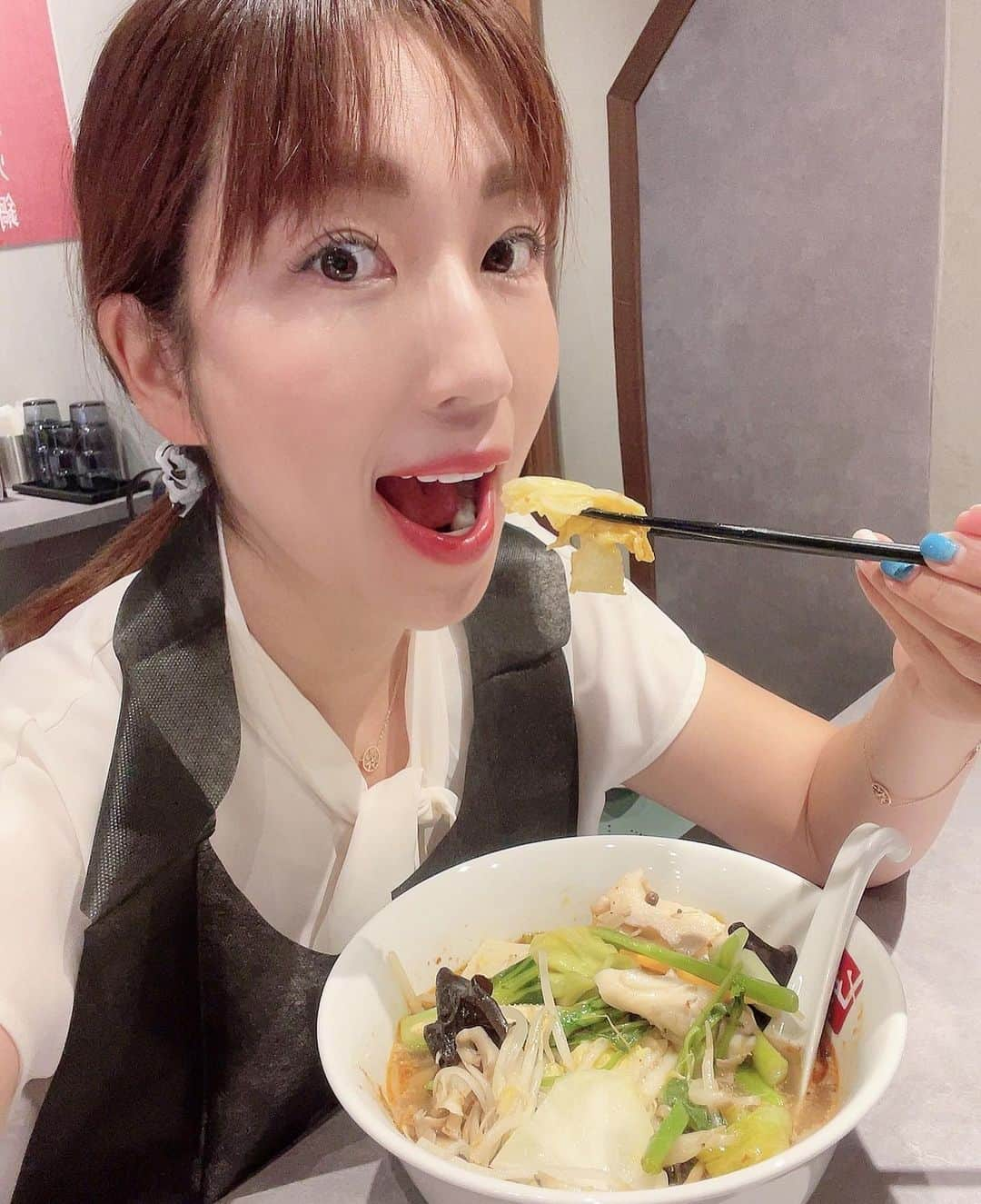 庄司ゆうこさんのインスタグラム写真 - (庄司ゆうこInstagram)「薬膳スープ春雨と薬膳火鍋の両方が楽しめる「七宝麻辣湯（チーパオマーラータン）学芸大学店」のレセプションに行ってきました❣️ 実は恵比寿店には週1で行ってるくらいどハマりしています⭐️ 麻辣湯（スープ＋春雨）に好きな具材をトッピングして、自分好みの辛さにするんだけど私はいつも2倍の中辛にしています✨スープが本当にクセになる美味しさでいつも全部飲み干しちゃう、、笑  麻辣湯のご注文の仕方はこんな感じ✨ ①ベースはこだわりのスープ＋春雨（スープも麺も変更可能）  麻辣湯（スープ＋春雨）580円   ＋トッピング　1g 2.9円  七宝麻辣湯では、30種類以上の薬膳スパイスと、鶏や豚のコラーゲンをたっぷり含んだスープを毎日丹念に仕込んでいます。春雨は鹿児島県産さつまいもと北海道じゃがいもを配合し、スープに合った麺の太さや食感を追求しました。  ②お好きなトッピングを選ぶ 店内の冷蔵ケースに並べられた野菜や具材からお好きなトッピングを選び、ボウルに入れる。（どれをお選びいただいても1g 2.9円） スタッフにお渡しください。  ③辛さを選択 スープの辛さは０から５番をベースにご用意。 お好みで10辛までご用意！  1人ランチとかにめちゃくちゃオススメです🥰 学芸大学店は今週28日木曜日オープンで、7月28.29.30日の3日間、フード、ドリンク全て半額みたい🤗 是非是非行ってみてくださぁい😋  店名：七宝麻辣湯 学芸大学店 住所：東京都目黒区鷹番2-15-11 電話番号：03-6412-7333 営業時間：11時～23時（L0.22時30分） オープン日:2022年7月28日(木）  #七宝麻辣湯 #麻辣湯 #薬膳スープ春雨 #薬膳 #薬膳スープ春雨 #薬膳火鍋 #学芸大学 #学芸大学グルメ #学芸大学ランチ #学芸大学デイナー #学芸大学ひとり飯」7月26日 16時18分 - yuko.shoji