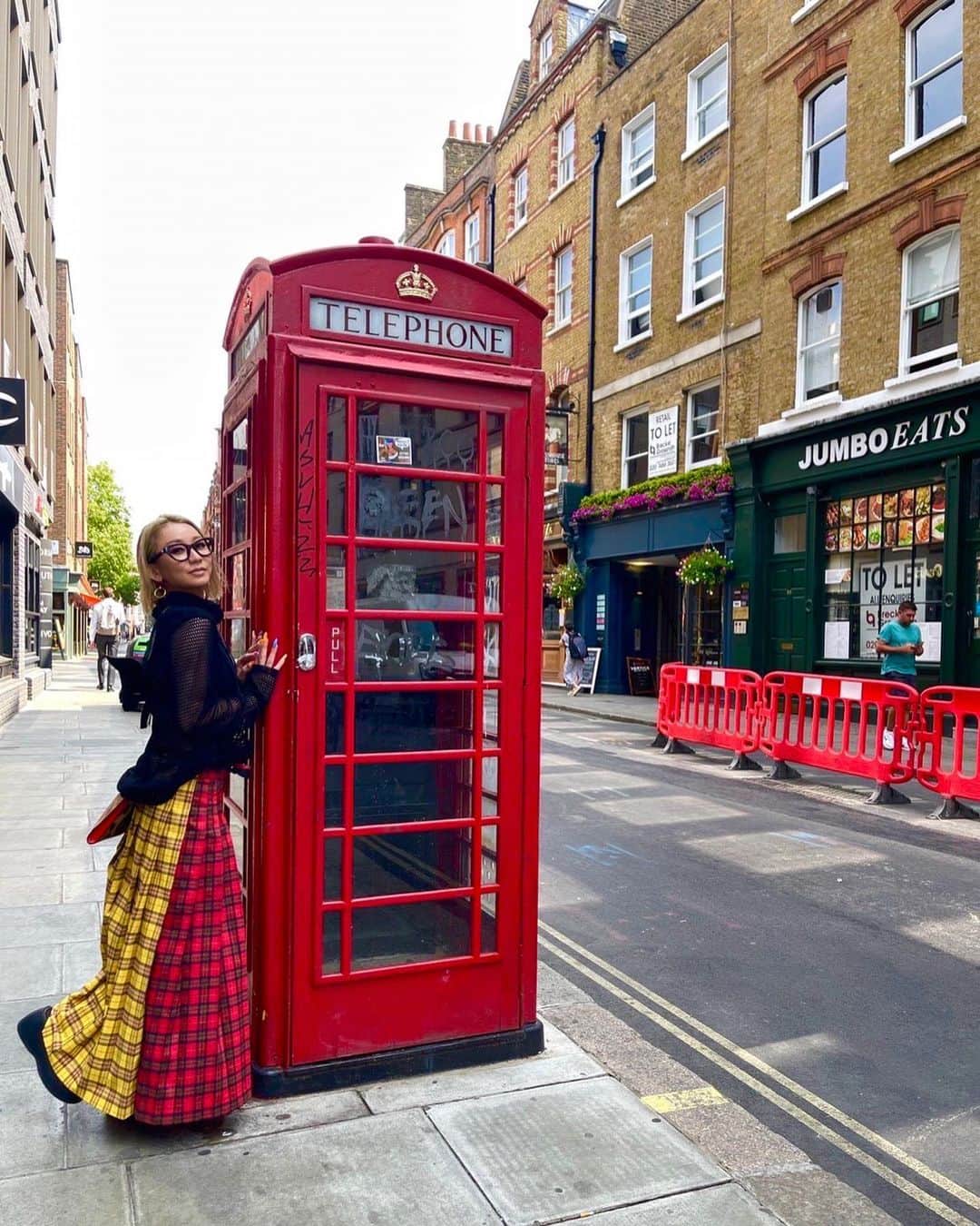 倖田來未さんのインスタグラム写真 - (倖田來未Instagram)「. ロンドンといえばこれでしょっていうファッションがしたくて持ってきていたチェックのスカート！！ ⁡ 街中は、もう使われていないけどたくさんロンドンの電話ボックスが置いてあります！！ きっと私のようなロンドンぽいーっ！って写真撮りたい人用に！笑 わかってるなー笑笑 ⁡ 行ってみたかった @minalimadesign へ！ ハリーポッターの美術アートなど手がけた方の本屋さん！ めちゃめちゃかわいーのー！ ⁡ からのそのまま @wbtourlondon の撮影時使っていたハリーポッターのそのままセットを展示してあるところへ！ まーとんでもなかったです。 夢の国って素敵やん。 ⁡ あ、ちなみに、無事何事もなくジャパン帰ってきましたー！！！ ⁡ #london #minarima #harrypotter #スタジオセット #衣装 #art #kodakumi #倖田來未」7月26日 19時14分 - kodakumi_official