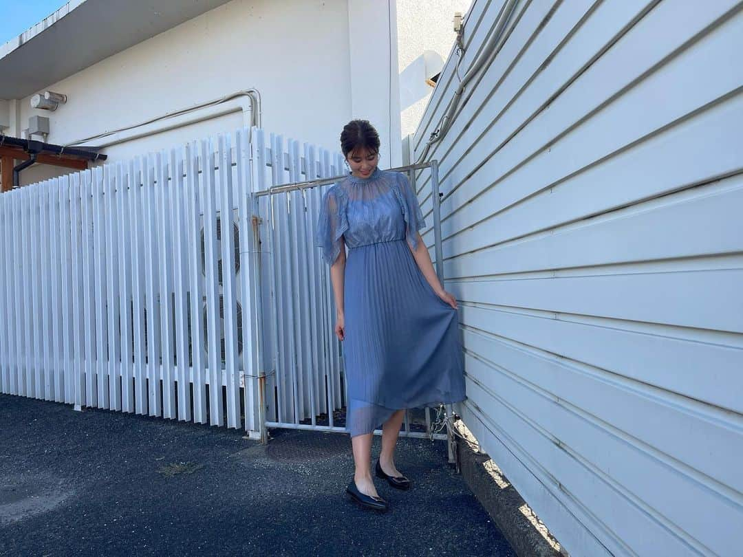 稲村亜美さんのインスタグラム写真 - (稲村亜美Instagram)「今日は佐世保競輪場で行われた 佐世保記念　九十九島賞争奪戦G IIIのプレゼンターを務めさせていただきました🙏🙏🙏 佐世保競輪場は全プロの時以来の2回目！ 前回より場内を満喫してきました〜 あまおうのソフトクリームと美味しいコーヒーを飲みましたよ🐶 お祭りみたいで楽しかったー！！  そして優勝した山田庸平選手おめでとうございました🙏  間近でみるレースはやっぱり迫力があって本当にかっこいいですね！ またお邪魔したいです🙏  #佐世保記念 #佐世保競輪場  #九十九島賞争奪戦  競輪場でユニホームを着れるとは思わなかった🤣🤣 3枚目の表彰式での衣装は  pierce @unoaerre_japan shoes @grandegrande_official でした！」7月26日 20時00分 - inamura_ami