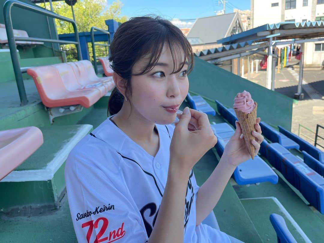 稲村亜美さんのインスタグラム写真 - (稲村亜美Instagram)「今日は佐世保競輪場で行われた 佐世保記念　九十九島賞争奪戦G IIIのプレゼンターを務めさせていただきました🙏🙏🙏 佐世保競輪場は全プロの時以来の2回目！ 前回より場内を満喫してきました〜 あまおうのソフトクリームと美味しいコーヒーを飲みましたよ🐶 お祭りみたいで楽しかったー！！  そして優勝した山田庸平選手おめでとうございました🙏  間近でみるレースはやっぱり迫力があって本当にかっこいいですね！ またお邪魔したいです🙏  #佐世保記念 #佐世保競輪場  #九十九島賞争奪戦  競輪場でユニホームを着れるとは思わなかった🤣🤣 3枚目の表彰式での衣装は  pierce @unoaerre_japan shoes @grandegrande_official でした！」7月26日 20時00分 - inamura_ami