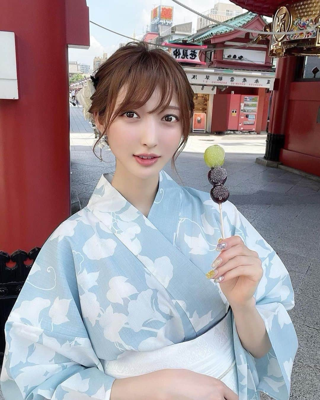 森田由乃さんのインスタグラム写真 - (森田由乃Instagram)「_ 浴衣モリタ🍡✌ . . 夏は水色が涼しげで好きィ🎐☁️ . .  . . #浅草寺#浅草寺雷門#雷門#浅草観光#浅草グルメ #浴衣女子#浴衣#浴衣コーデ#浴衣ヘア#ヘアアレンジ #浴衣ヘアアレンジ#着物コーデ#ぶどう飴#フルーツ飴 #浅草#japanesegirl#yukata#yukatagirl#asakusa #asakusatemple#sensoji#kaminarimon」7月26日 20時28分 - yunono22