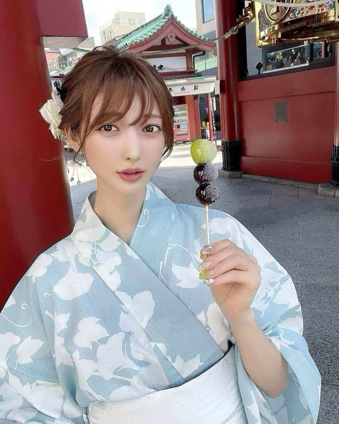 森田由乃さんのインスタグラム写真 - (森田由乃Instagram)「_ 浴衣モリタ🍡✌ . . 夏は水色が涼しげで好きィ🎐☁️ . .  . . #浅草寺#浅草寺雷門#雷門#浅草観光#浅草グルメ #浴衣女子#浴衣#浴衣コーデ#浴衣ヘア#ヘアアレンジ #浴衣ヘアアレンジ#着物コーデ#ぶどう飴#フルーツ飴 #浅草#japanesegirl#yukata#yukatagirl#asakusa #asakusatemple#sensoji#kaminarimon」7月26日 20時28分 - yunono22