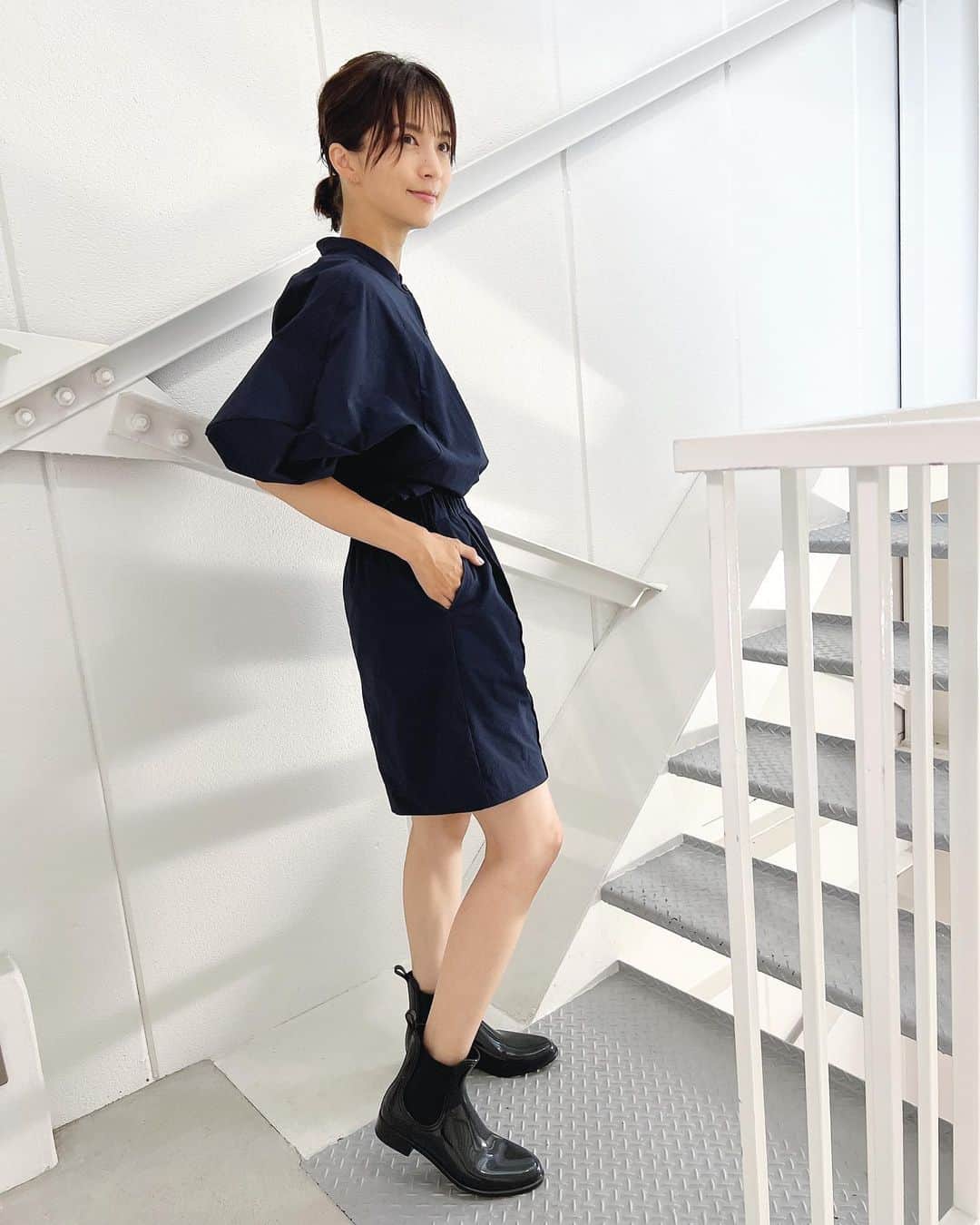 安田美沙子さんのインスタグラム写真 - (安田美沙子Instagram)「こんばんは✨  明日は NHK 総合テレビ　8:15〜 「あさイチ」に出演します🌈 隠れ貧血がテーマです。 長年の悩み。。。  ぜひぜひご覧ください🤍  いまは明日のキッズたちのお弁当を仕込んでおります。  卵サンドにするんだ🥚 パン生地をホームベーカリーで 1次発酵。  タイマーで完成までやればよかった。笑  今日の私服。雨の日はショートパンツが濡れなくてはまってます☂️  setup.. @hereiam.official  rainboots.. @jandmdavidson  #ootd #rainyday #shortpants #hereiam #setup #wear」7月26日 21時59分 - yasuda_misako