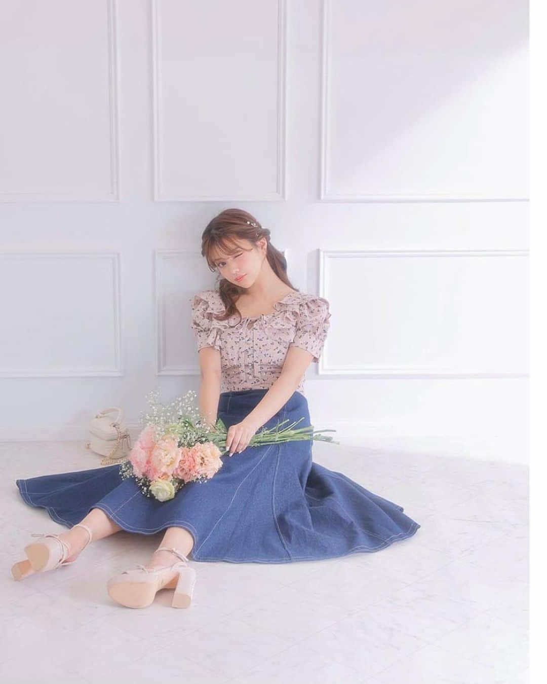 徳本夏恵（なちょす）さんのインスタグラム写真 - (徳本夏恵（なちょす）Instagram)「⁡ ⁡ お花ってさ、 花言葉やったり香りやったりなんだかロマンチックで好き。 見てるだけでなんだか暖かい気持ちになれる。😊 ⁡ 久しぶりのドールな世界観に終始きゅんきゅんしていた @m.me.eme_official  撮影でした。 モデルさせて頂いているので是非覗いてみて下さい。❤︎ ⁡ ⁡ ⁡ ⁡ #doll#girly#エムミーエメ」7月26日 22時45分 - nachos_kimono