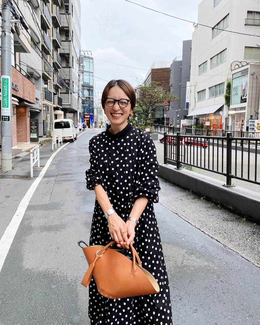 高山都さんのインスタグラム写真 - (高山都Instagram)「雨上がり♫ 今日は袖付きでも過酷じゃなかった。 one-piece @ships_any_official ✖︎ miyako takayama eyewear @ayame_id  bag @jilsander  shoes @converse #ct70  #都ふく はじめての @ships_any_official とのコラボ！ ほんとうに可愛く仕上がって、めっちゃ自信作です♡ サイトにて、予約はスタートしてますが、来週から発売になります！ 今から秋や冬、春も楽しんでもらえる、たぶん1年中着てもらえるワンピースです。 レースのように見えるドビー素材にドットをプリントしてるので、表面のぼこぼこが出て、表情のあるドットなのです。 涼しくなったらトレンチコートや紺ブレ合わせも絶対かわいい！！」7月26日 22時47分 - miyare38