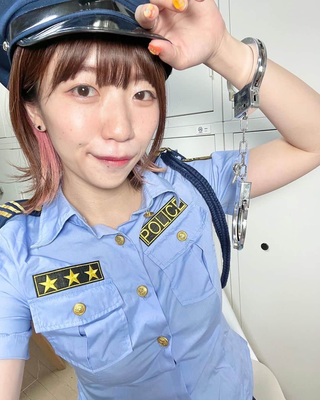 ぱいぱいでか美さんのインスタグラム写真 - (ぱいぱいでか美Instagram)「刑事美ちゃん🚔 . 先月の受注チェキはポリス👮🏻でした 今月の受注チェキの締め切り明日までなのでストーリーでチェックしてね🙌🏻 この日、おなかちぎれるかと思うくらい食べてたから ポリス衣装まじで入んないとこだった……あぶねー！ そして1枚目、別にパンツ見えてなかったんだけど パンツ見えてるみたいに見えるかな〜と思って スタンプ押してしまいました。 どうですかこのクソコメ封じ。 パンツじゃないものに「やや？！パンツですか？！」と言う人間が多すぎるから こんな位置にスタンプ押す羽目になるんだわ 片っ端から逮捕してやらぁ！ . #でか美ちゃん #ミニスカポリス #コスプレ #腹が千切れるほど食う」7月26日 22時50分 - paipaidekami