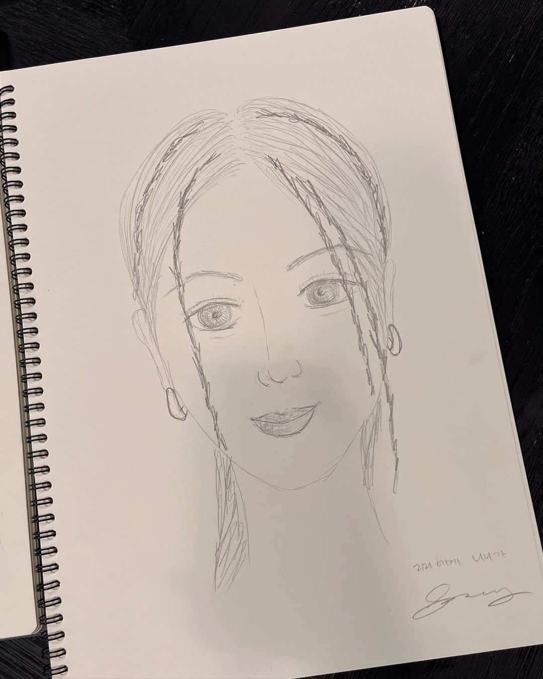 ユリ さんのインスタグラム写真 - (ユリ Instagram)「그림까지 잘그리는 내 룸메 @515sunnyday 👩🏻‍🎨」7月26日 23時11分 - yulyulk