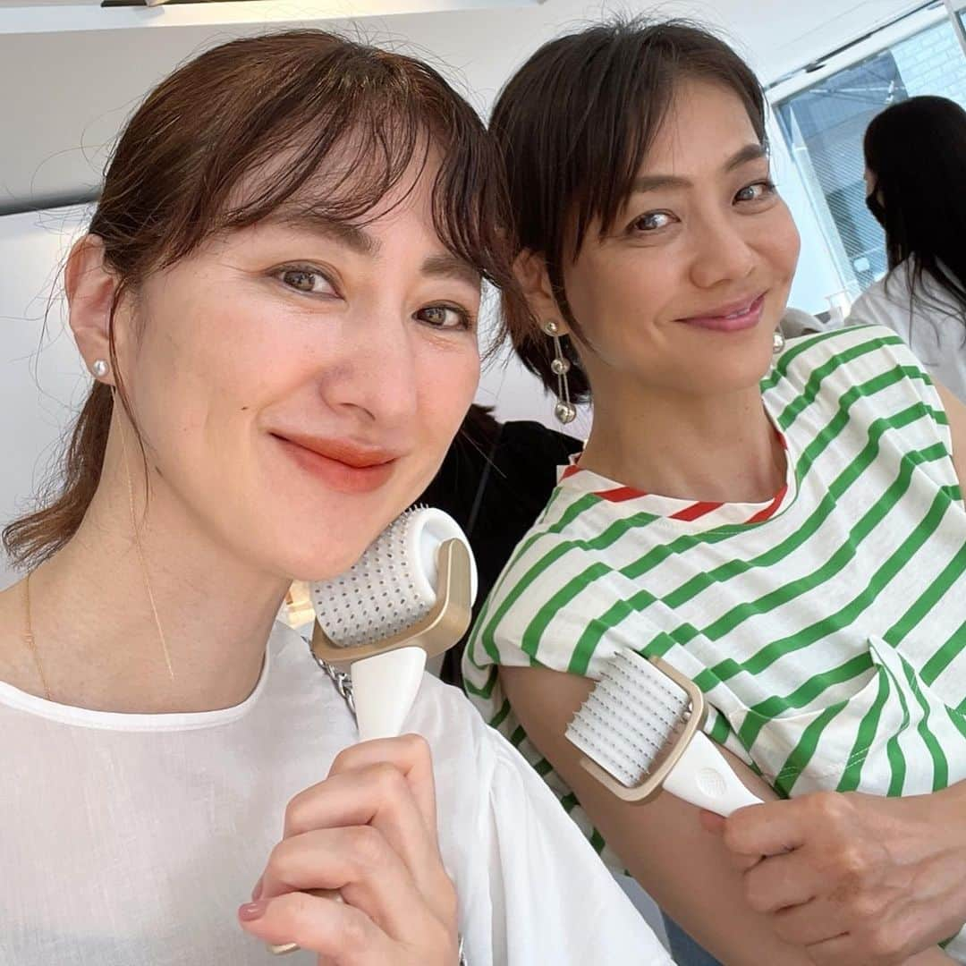 前田典子さんのインスタグラム写真 - (前田典子Instagram)「先日の @ekato.jp 発表会 #ekato #ボディメディテイションローラー  #炭酸ガスパック プレシャスジェルパック　は持続時間60分 パックしながら1時間ぐらい放置、テレビみたり、家事したり用事をしながら しっかり浸透させてぷるんとなめらか肌へ しっかり潤いを閉じ込めちゃうよ😆 夏の乾燥肌対策に👍  @maeyuka ちゃんと 並んだら 白子さんと黒子さん😊◯●  #地黒ちゃん  #日焼けキャラ #嫌いじゃない #ヘルシー　な #透明感　は欲しい✨ #美はいちにちにしてならず  #コツコツ習慣 #自分にも言い聞かす」7月27日 8時50分 - maenorichang