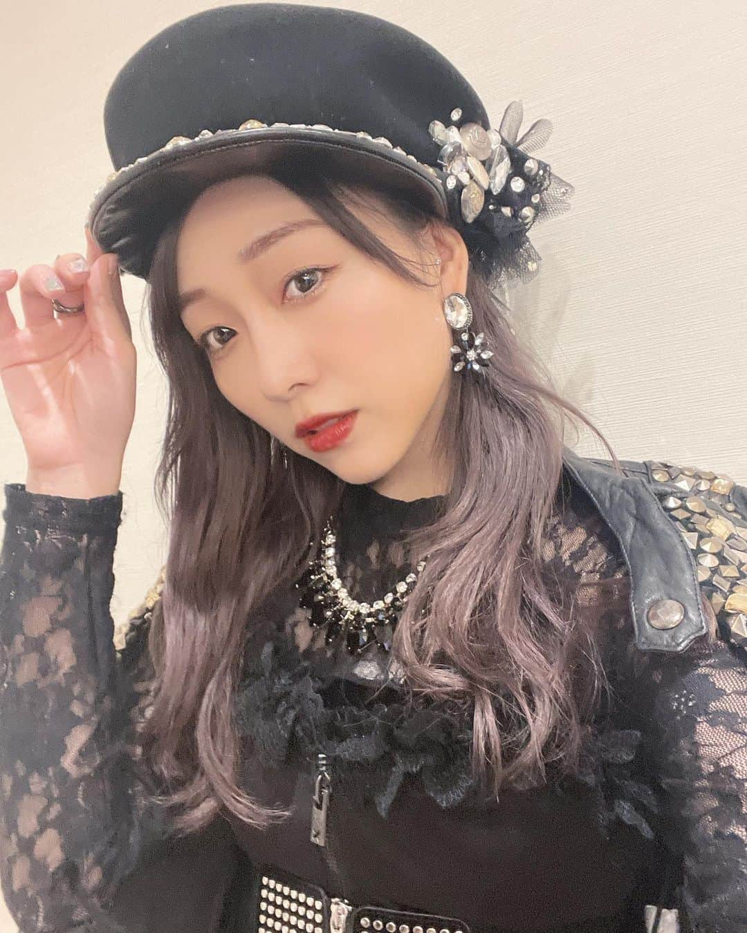 須田亜香里さんのインスタグラム写真 - (須田亜香里Instagram)「7月24日@ Zepp haneda TOKYO 2014年のミュージカルAKB49振りに虫のバラードをソロ歌唱しました🖤  歌うのが怖い、芝居の正解がわからない。と毎日泣きながら食らいついていたあの頃ですが、8年経った今、また引き出しを開けてみました(笑)  あの頃より、生きることにしがみつく自分を楽しめている気がしたよ。  昼公演、夜公演は7月30日までアーカイブ配信中です☺️ #ske48summerzepptour2022  #虫のバラード #AKB49 #岡部愛 役」7月27日 11時28分 - akarisuda