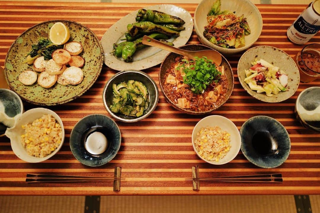 高山都さんのインスタグラム写真 - (高山都Instagram)「昨日のメインは麻婆豆腐🇨🇳 我が家は、ひき肉料理の時は極力野菜やキノコをたっぷり一緒に入れるようにしてます。昨日は、残ってたしめじと舞茸半パックを刻んで。お肉は豚肉の赤身140gです。 そうすると、お肉なのに胃もたれしないし、食物繊維もたくさん摂れるし、旨味も増す。椎茸でもマッシュルームでも、余ってたらだいたいキノコはなんでも合うから入れちゃう。 麻婆とかタコライス(すりおろしニンジンやセロリ)、ドライカレー、肉味噌…などなど、味が濃いひき肉メニューに量ましヘルシー食材おすすめです。 メイン以外は、カブとセロリの葉焼いただけ(オリーブオイルでジリジリ焼いて、魚醤たらりレモンぎゅっと🍋)タコとセロリのマリネ、甘長とうがらし焼き、ゴーヤとキュウリの和え物、レタスとミョウガのサラダととうもろこしご飯。  食事の時にふたりで観るものは、その日によって違うのだけど、最近ハマったのは(主にワタシ)Netflixの #再婚ゲーム どろどろすぎて、でもよく出来た構成で、めっちゃ面白かった！！ さて、今夜から何観ようかなー。」7月27日 11時59分 - miyare38