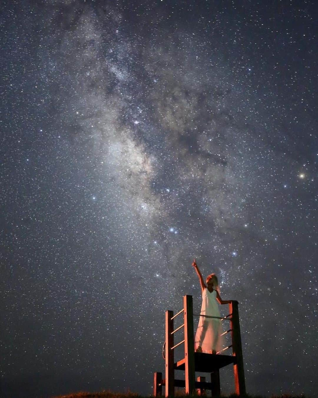 やよさーんさんのインスタグラム写真 - (やよさーんInstagram)「. 宇宙旅行行ってきました🌍🌌 まぢで世界はプラネタリウム💫 宮古島夜まで忙しい楽しすぎるぅ😆🏝 . 念願の　@harusa0222 さん撮影🍫 まぢでうまくて最強すぎる🥹🌟 出逢いに感謝🥹🥹 . . #星空フォト #星空撮影 #星空ポートレート #プラネタリウム #夜景 #夜景撮影 #日本の絶景 #日本の景色 #宮古島 #宮古島好きな人と繋がりたい #宮古島大好き #宮古島旅行 #沖縄県 #miyakojima #nightphotography #nightview」7月27日 12時38分 - yayosaan