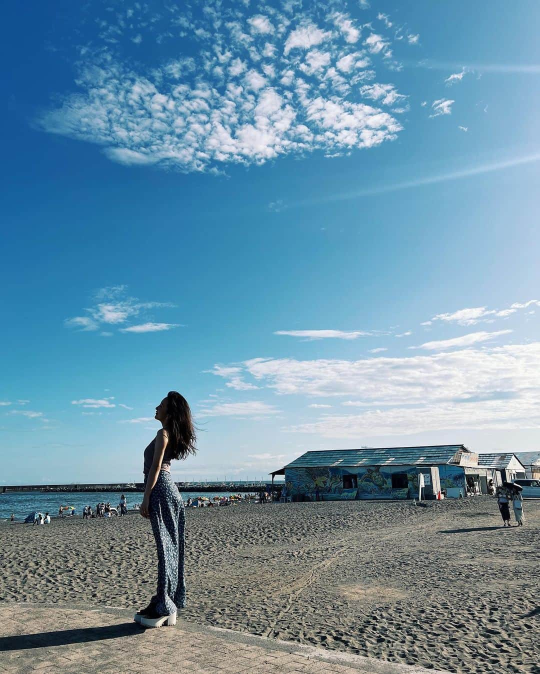 板野友美さんのインスタグラム写真 - (板野友美Instagram)「茅ヶ崎の海🐚  お仕事で行ったんだけど、なーんにも 考えず、のほほーんと1日海で遊びたいなぁ🐠  みんなは夏休みどんな計画してる？🪺」7月27日 14時55分 - tomo.i_0703