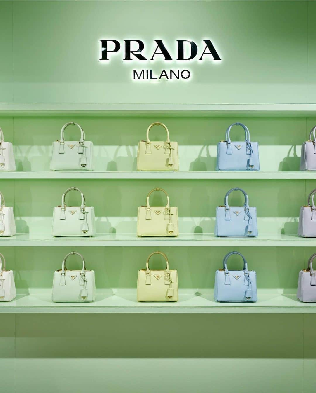 近藤千尋さんのインスタグラム写真 - (近藤千尋Instagram)「@prada 👚👜👖🤍🤍🤍 ボーダーにデニムは定番に好き🫣  本日から8月2日まで 伊勢丹新宿店本館1階で PRADA THE GALLERIAが 開催中でございますっ🙋‍♀️💕  デジタルで 素材、カラー、細かいディテールを デザインする事ができて、 世界でたった一つのプラダ ガレリアバッグを作ることが出来るので 遊びに行ってみてくださいね🥹✨✨  #PradaGalleria @Prada」7月27日 17時00分 - chipichan.1215