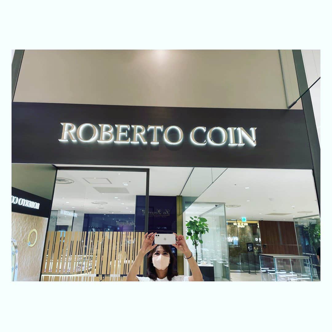 望月理恵さんのインスタグラム写真 - (望月理恵Instagram)「神戸大丸にある イタリアンジュエリー、 ロベルトコインに行ってきました。  日本における常設店はここだけなんです。  衣装で着けさせて頂いていましたが、 バリエーションも豊富でワクワクしっぱなしでした。 ジュエリーを見てる時間って幸せです☺️  今日から大丸東京店で初のPOPUP SHOPを 8月9日(火) まで開催しているそうですよ。  #ロベルトコイン #イタリアンジュエリー #神戸大丸 #ネックレス#指輪 #PR #プリンセスフラワーシリーズが 可愛いです #ただ今、200%関西弁中　笑笑」7月27日 17時54分 - mochiee28