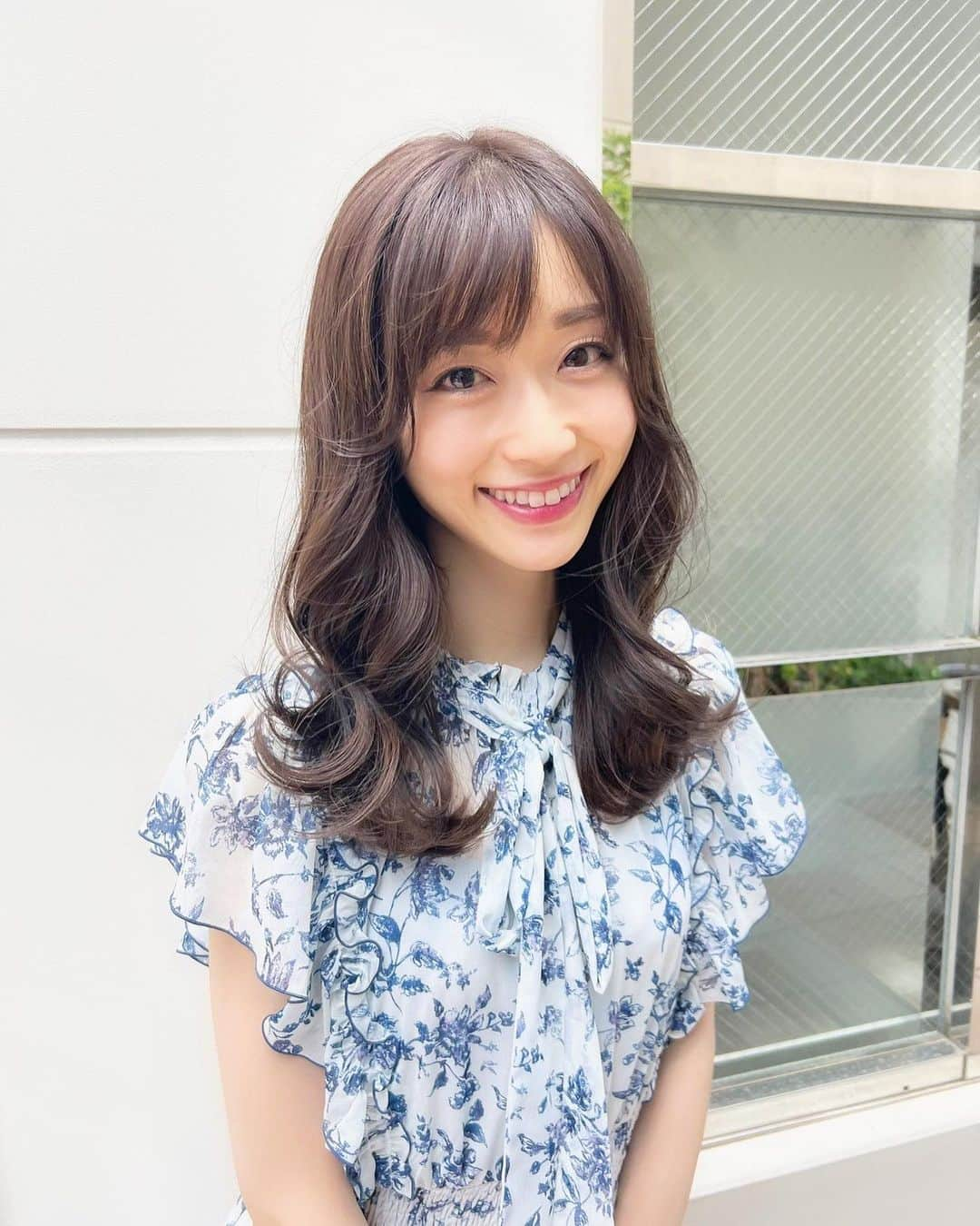 牧野結美さんのインスタグラム写真 - (牧野結美Instagram)「10cmカット✂️🤍  久しぶりのセミロング🥰  ロングのときとは違う巻き方を 楽しもうと思います❣️  #セミロング #セミロングヘア #韓国ヘア #韓国ヘアスタイル #ミディアムヘア #巻髪 #巻き髪 #外巻き #lewinill #鎖骨ミディアム #鎖骨下ミディアム #ゆる巻き #ゆる巻きヘア」7月27日 20時49分 - yumi_makino_