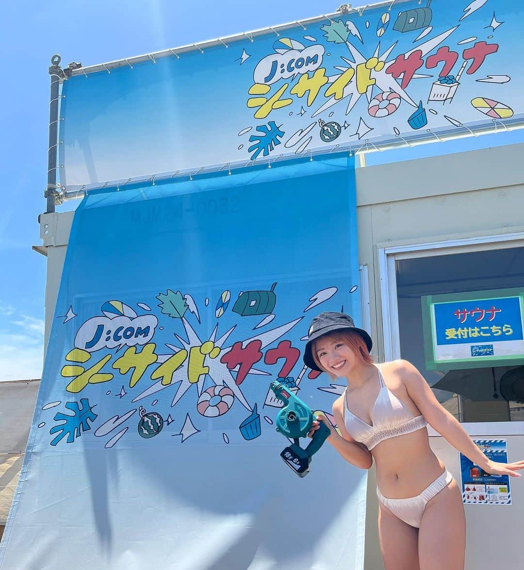 大川成美さんのインスタグラム写真 - (大川成美Instagram)「シーサイドサウナ🌴 片瀬東浜海岸に期間限定オープン❤︎ @prosaunner_official  ． 男女水着着用で一緒に入れます💗 ． 知らなくて江の島に行ったのだけど、 見つけて大興奮🧖‍♀️ ． シーサイドでテントサウナしちゃいました。セッティングしていただき、2セット！！！ ． 元々外が暑いのに、ととのうのか？と思いながら入ったら、サウナってやっぱり熱い！！笑 サウナから出た瞬間、外が涼しいの😂 炎天下だったのに。笑 上から浴びれるシャワーがあって 水を氷で冷やしてくれてる1人用のバケツ？？にイン🧊ちゃんと冷えてました✨ ． 休憩してる間は、冷え冷えのタオルに頭から冷水をゆっくりかけてもらって…。 カモメの声と波の音を聴きながらととのいました。 ． テントサウナかなり熱くて、ブロアーや香りもいろいろあるので🤣笑 オリジナルサウナハットもかなりお洒落で普段使いできそう🤭💗 ． サウナーの方を呼んでイベントもやってるみたいなので是非チェックしてみてね。海も入れるし、江の島近いし。 かなり充実した休日になると思います😍🫶✨ ． ． #sauna #saunner #サウナ#サウナー #サ活 #サウナー女子 #ととのう  #神奈川サウナ#シーサイドサウナ  #ロウリュ#江の島#片瀬江ノ島 #beach #ビーチサウナ #休日#デート #サウナデート #デートプラン #カップルサウナ」7月27日 21時38分 - naru_coco