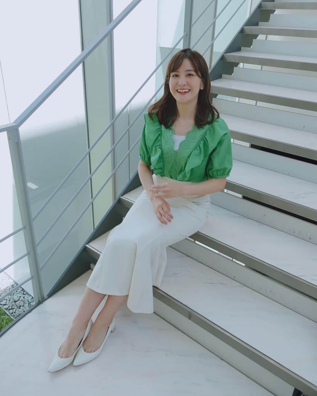 林美桜さんのインスタグラム写真 - (林美桜Instagram)「#ワイドスクランブル 衣装 このあと、ピースしたんですが あまりにもダサかったので その過程の写真にしました。笑 1枚目 ブラウス・スカート @brownie_inc ネックレス @ete_official イヤリング @_melee_jewelry  2.3枚目 ブラウス・パンツ @naracamicie_jp アクセサリー @ete_official  4.5枚目 ワンピース @celford_official アクセサリー @matildarose_official . #衣装#アナウンサー#テレビ朝日#ワイドスクランブル#ブラウス#スカート#ワンピース#アクセサリー#夏コーデ#ootd#fashion#아나운서 #장마#오오티디#코데##데일리룩#패션#코디스타그램」7月27日 22時06分 - miou0hayashi