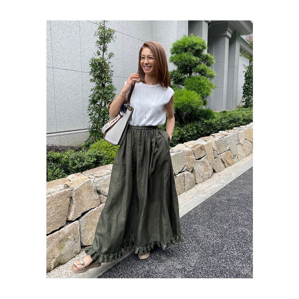 稲沢朋子さんのインスタグラム写真 - (稲沢朋子Instagram)「大人のフリル 私には珍しい！だけど私も履きたいと思ったスカートでした💚色はカーキを選びました☺️お気に入りです ウエストゴムに紐も通っていて、トップスで色々使えちゃいそうな予感しかしない💚 このスカートで暑い夏も乗り切れちゃう☀️ @be_story_official の撮影の私服です」7月27日 22時08分 - ina_tomo