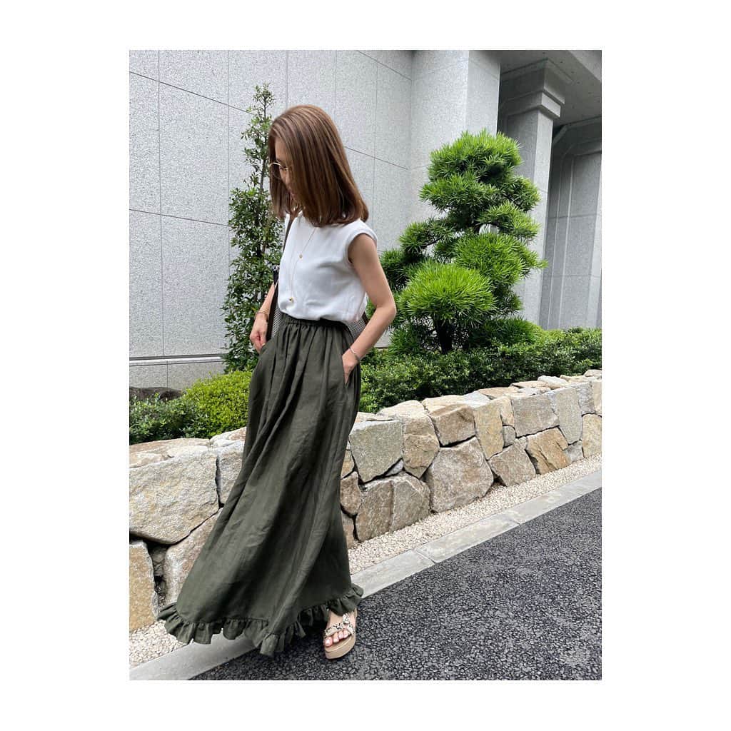 稲沢朋子さんのインスタグラム写真 - (稲沢朋子Instagram)「大人のフリル 私には珍しい！だけど私も履きたいと思ったスカートでした💚色はカーキを選びました☺️お気に入りです ウエストゴムに紐も通っていて、トップスで色々使えちゃいそうな予感しかしない💚 このスカートで暑い夏も乗り切れちゃう☀️ @be_story_official の撮影の私服です」7月27日 22時08分 - ina_tomo
