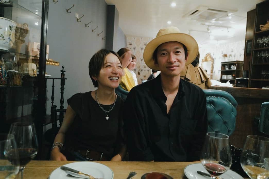 高山都さんのインスタグラム写真 - (高山都Instagram)「少し前の大切な友人たちとの夕食の時間。 大好きな友達がニコニコして撮ってくれた我らの写真。 最近、安井家in東京、公私共にチーム感が増しております。 @tatsuroyasui  📸 @nahokotakahashi」7月27日 22時31分 - miyare38