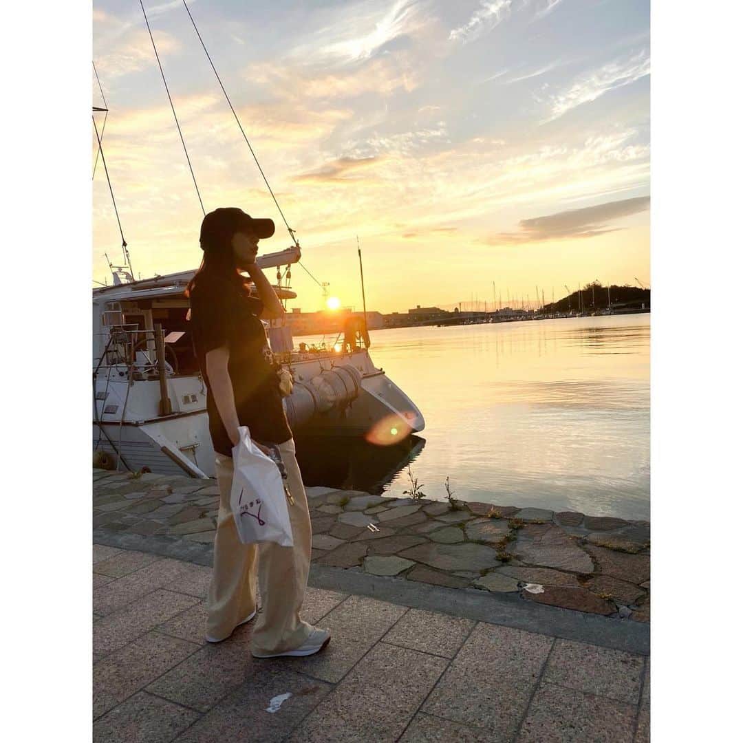 のん（能年玲奈）さんのインスタグラム写真 - (のん（能年玲奈）Instagram)「港で夕日見れた。うみねこも近くで見れた。 明日も公演頑張るぞー。」7月27日 22時48分 - non_kamo_ne