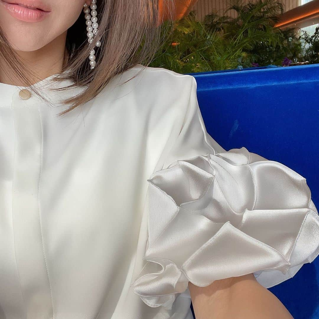 堀江直美さんのインスタグラム写真 - (堀江直美Instagram)「Lanthan blouse…🏮  AWの新色含め明日から限定受注がSTART致します✔︎  HIANDのコンセプト大人可愛いモードをバランス良く表現できた1枚です！ @hiand_official   colorで悩まれている方がとても多いですがこれはどちらもありではないでしょうか🤣  店頭でも有難いことにWhiteをお持ちの方がBlackを追加購入されていたイメージです🤲🏻  明日はその他にも大人気アイテムのご予約がSTART致します‼︎  数に限りがあったり今季最終入荷のアイテムも多いので是非お早めにご検討くださいませ🙏  #HIAND#ハイアンド#大人可愛いモード」7月27日 22時49分 - naomiiiiiiiiiiii