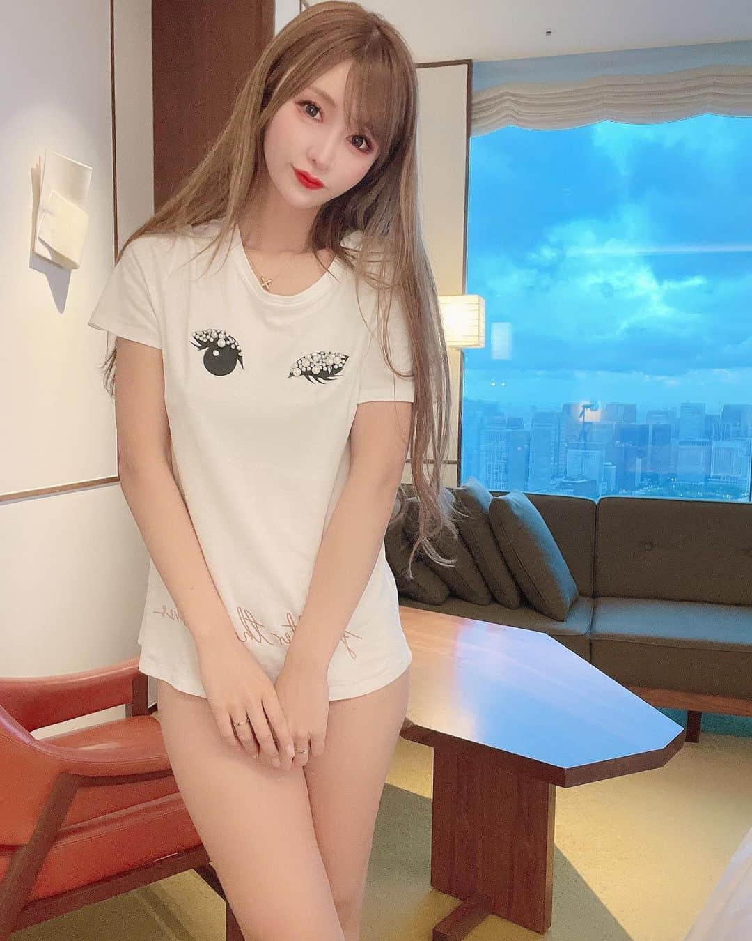 滝沢いおりさんのインスタグラム写真 - (滝沢いおりInstagram)「今日も一日お疲れ様でした❤️  夏はTシャツが過ごしやすいですね😊☀️  #おやすみグラビア #グラビア #gravure #gravuremodel  #ファンティア #お姉さん #滝沢いおり」7月27日 23時10分 - takizawaiorir