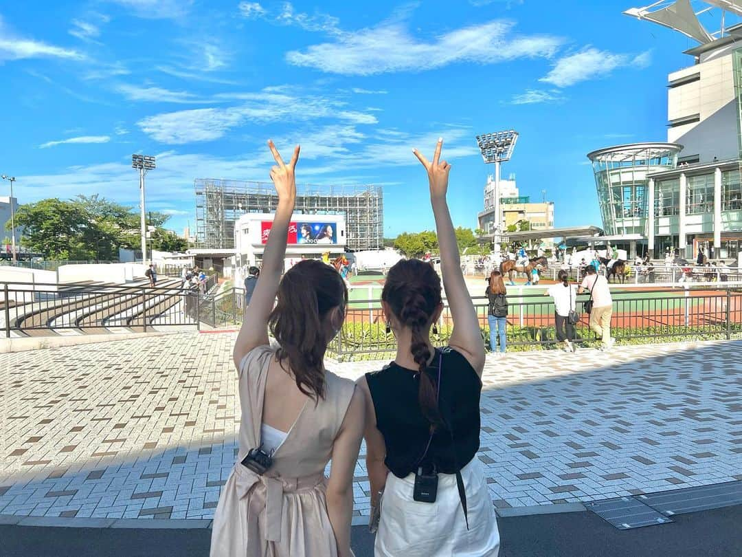 雪平莉左さんのインスタグラム写真 - (雪平莉左Instagram)「美味しい競馬のロケで大井競馬場に行ってきたよ🐴♡  パドックを見る三谷アナと私✌︎ @mitani_tsumugi   競馬場グルメを堪能したりレースを予想して満喫しました☺️ テレ朝logirl youtubeで配信されるのでまた告知します！  #競馬#大井競馬場#tck」7月27日 23時13分 - risa_yukihira