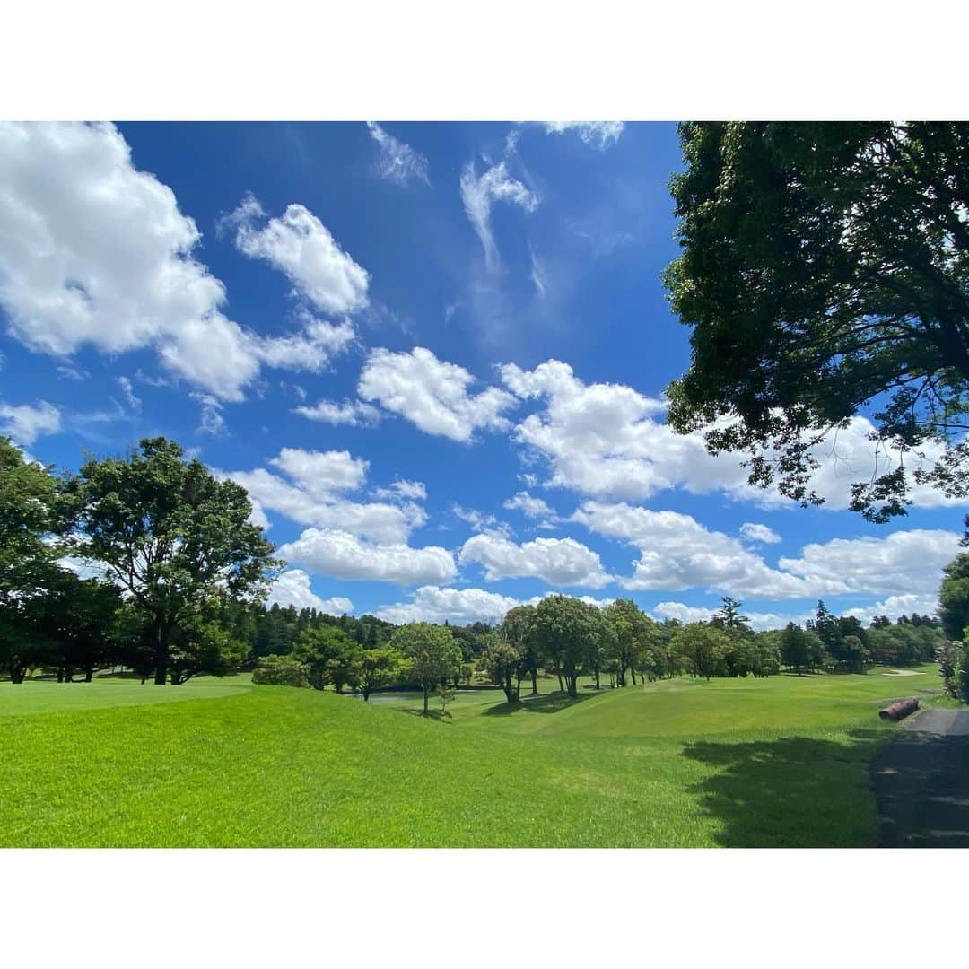 秋本祐希さんのインスタグラム写真 - (秋本祐希Instagram)「⛳️ 加工なしのこの青空✨ 真夏の暑さの中 日焼け対策万全での久しぶりのラウンド なんでも最高に楽しむ 長年の友達と 汗を吹き出しながら 笑いっぱなしのenjoy⛳️ 楽しかったー☺︎ いつもありがとう✨ 練習しとくから 笑 また行こうね。 #golf #briefinggolf #happy #enjoy」7月28日 9時03分 - ayuuki0908