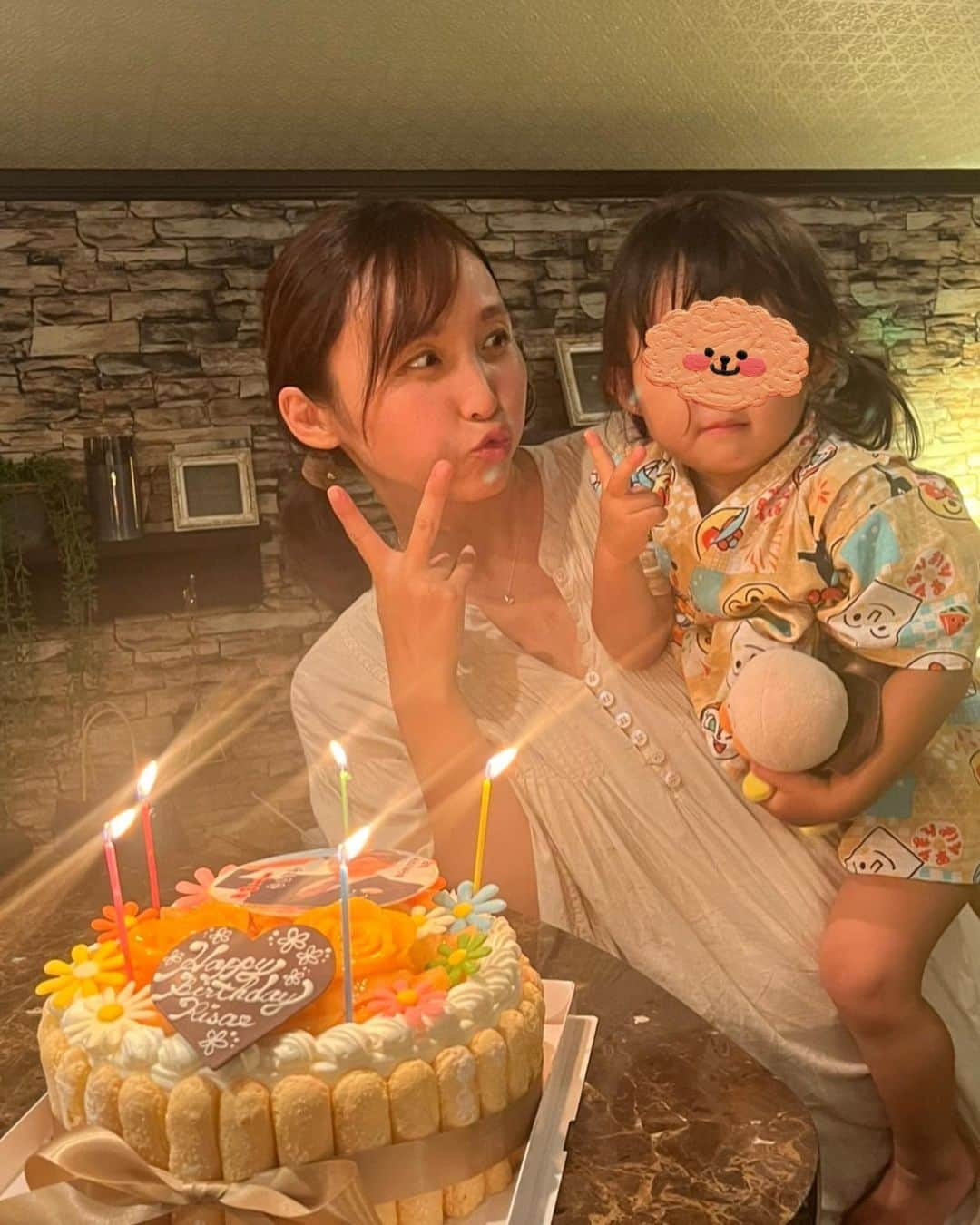 吉木りささんのインスタグラム写真 - (吉木りさInstagram)「パパと我が子と親愛なるお友達が誕生日のお祝いをしてくれました！！ありがとうございます😭🎂💕⠀ 今年もママ、なんとか頑張れそうです！！🐣⠀ そしてケーキの写真プレートのクセ！！！💦😂⠀ @patisserie_grandeheure さんのケーキ、マンゴーに桃にメロンに豪華すぎるケーキでおいしすぎました！！いつもありがとうございます😭🎂💓」7月28日 9時31分 - risayoshiki0727