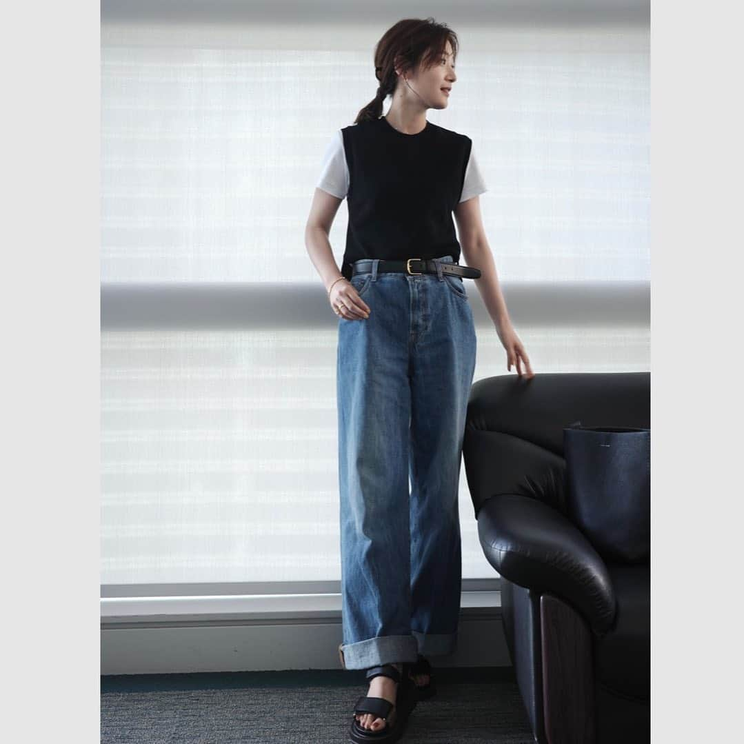 吉田明世さんのインスタグラム写真 - (吉田明世Instagram)「♡ denim & belt @therow  sandal @sacraofficial  T-shirt @uniqlo_jp  knit @nagonstans_official   この夏一番愛用してる デニムとサンダル。  サンダルは本当に快適で いくらでも歩けちゃう👣 これでディズニーにも行きました✌︎ #therow #maisontherow #sacra #någonstans #uniqlo #fashion」7月28日 10時18分 - akiyo0414