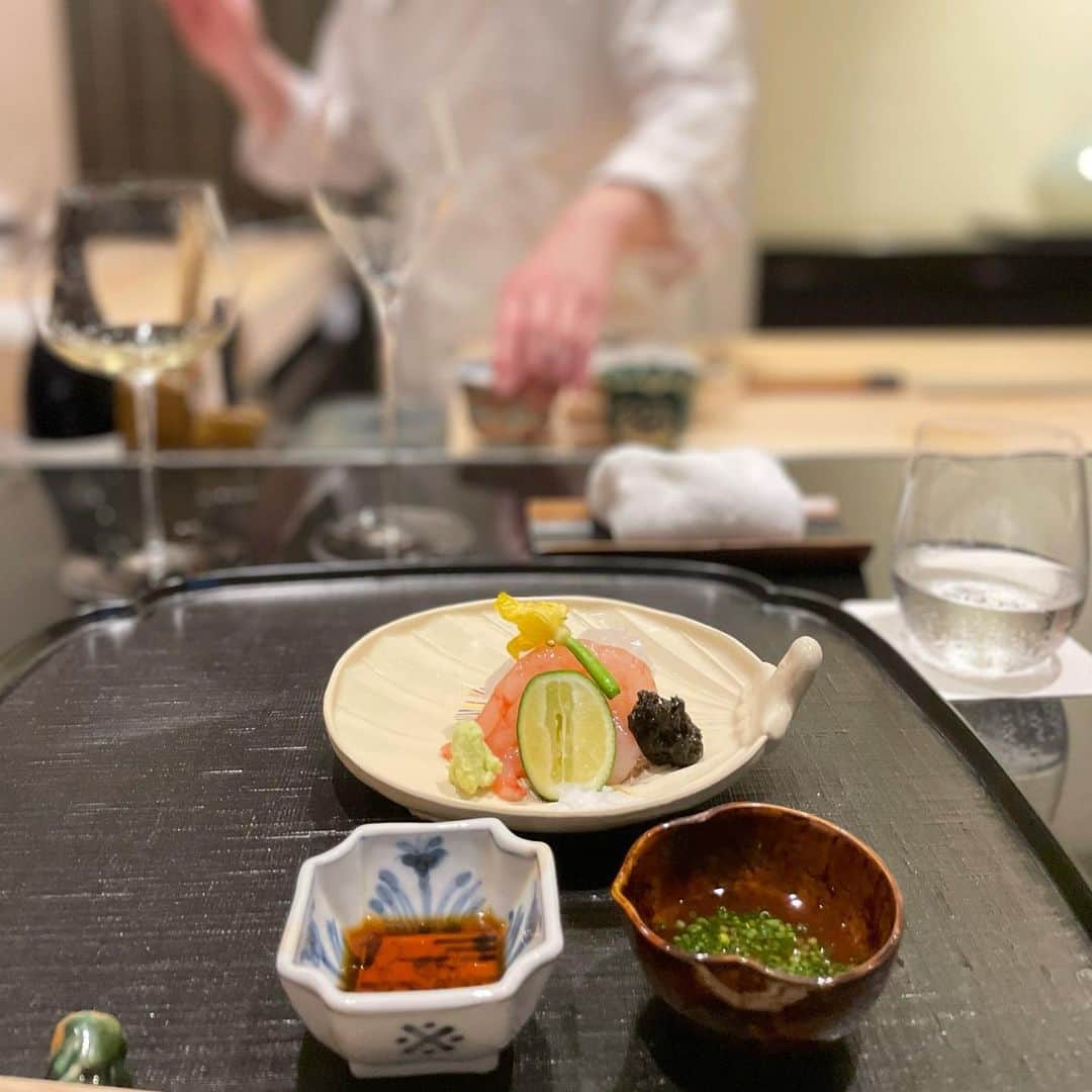 田中律子さんのインスタグラム写真 - (田中律子Instagram)「ずっと行ってみたかった、『晴山』に連れて行っていただきました🤩念願の晴山✨予約困難なお店で、行けて嬉しかった🤤  店主の山本さんも、お店のスタッフみなさん、とってもいい方ばかりで、なにより山本さんが創り出すお料理がホントに素晴らしく美味しかった💛見た目もだけど、旨味と香りと、こだわりの季節の食材を味わい尽くしましたーー✨最後のデザートまで、ペロリと食べてしまったーーーーー🤩  光山さん @nikuyama29 ご一緒したみなさまありがとーございました💛  お店にシャンパン🥂入れてくれた大ちゃん　@phoenix72k ありがと💛  #tokyo  #晴山  #山本さん  #予約困難なお店  #念願の晴山 #和食  #美味しすぎた」7月28日 11時21分 - ri2kotanaka