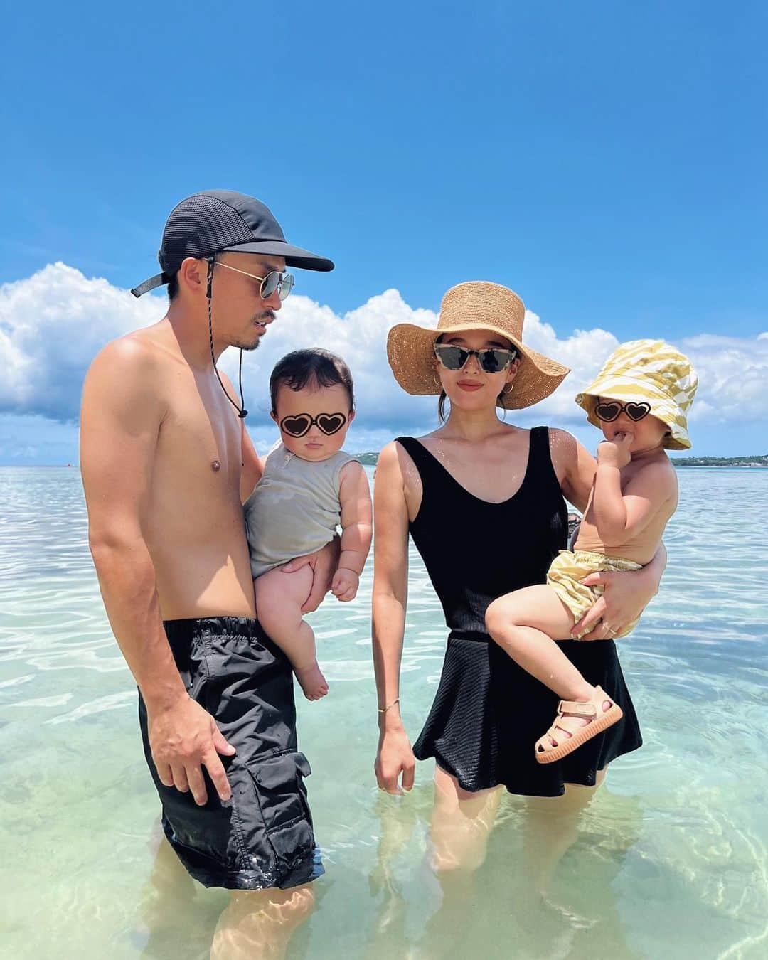 佐野真依子さんのインスタグラム写真 - (佐野真依子Instagram)「弟のワガママボディが主役の Family Photo📷🏝笑 私が着てる水着は 子連れ水遊びにオススメのSwitching Rib Swimwear🐚 露出しすぎないデザインだから 子連れのときも安心で お腹もお尻も隠せる優れもの❤︎ バックスタイルは 大胆なカットが魅力だよ〜❤︎ ■Switching Rib Swimwear ￥12,100(税込) @trunc88_official  #trunc88 #trunc88swimwear」7月28日 12時43分 - sanomaisanomai