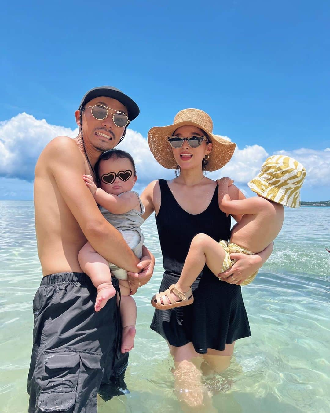 佐野真依子さんのインスタグラム写真 - (佐野真依子Instagram)「弟のワガママボディが主役の Family Photo📷🏝笑 私が着てる水着は 子連れ水遊びにオススメのSwitching Rib Swimwear🐚 露出しすぎないデザインだから 子連れのときも安心で お腹もお尻も隠せる優れもの❤︎ バックスタイルは 大胆なカットが魅力だよ〜❤︎ ■Switching Rib Swimwear ￥12,100(税込) @trunc88_official  #trunc88 #trunc88swimwear」7月28日 12時43分 - sanomaisanomai