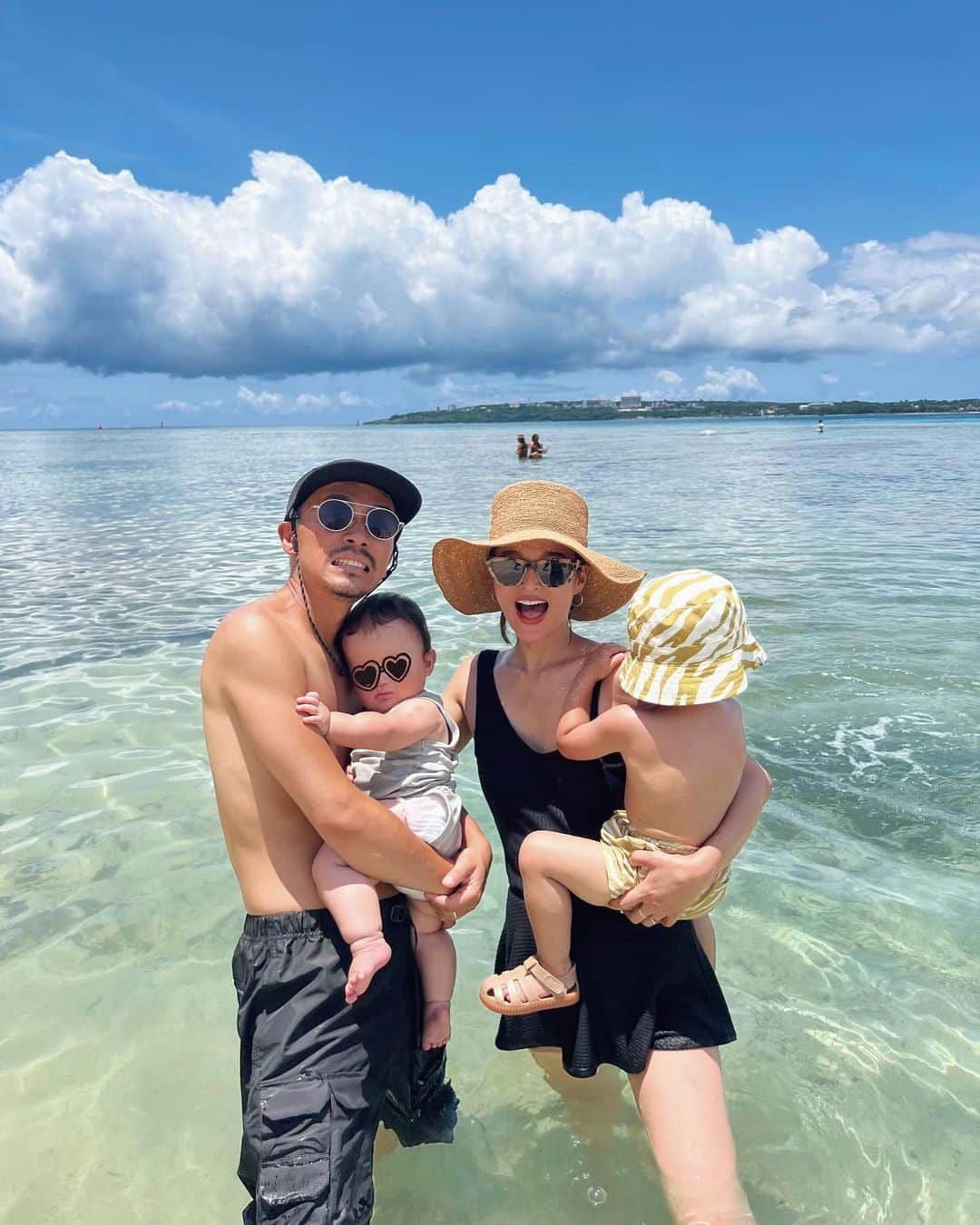 佐野真依子さんのインスタグラム写真 - (佐野真依子Instagram)「弟のワガママボディが主役の Family Photo📷🏝笑 私が着てる水着は 子連れ水遊びにオススメのSwitching Rib Swimwear🐚 露出しすぎないデザインだから 子連れのときも安心で お腹もお尻も隠せる優れもの❤︎ バックスタイルは 大胆なカットが魅力だよ〜❤︎ ■Switching Rib Swimwear ￥12,100(税込) @trunc88_official  #trunc88 #trunc88swimwear」7月28日 12時43分 - sanomaisanomai