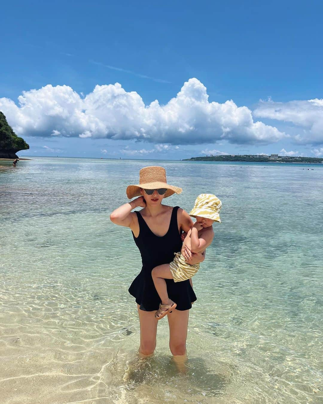 佐野真依子さんのインスタグラム写真 - (佐野真依子Instagram)「弟のワガママボディが主役の Family Photo📷🏝笑 私が着てる水着は 子連れ水遊びにオススメのSwitching Rib Swimwear🐚 露出しすぎないデザインだから 子連れのときも安心で お腹もお尻も隠せる優れもの❤︎ バックスタイルは 大胆なカットが魅力だよ〜❤︎ ■Switching Rib Swimwear ￥12,100(税込) @trunc88_official  #trunc88 #trunc88swimwear」7月28日 12時43分 - sanomaisanomai