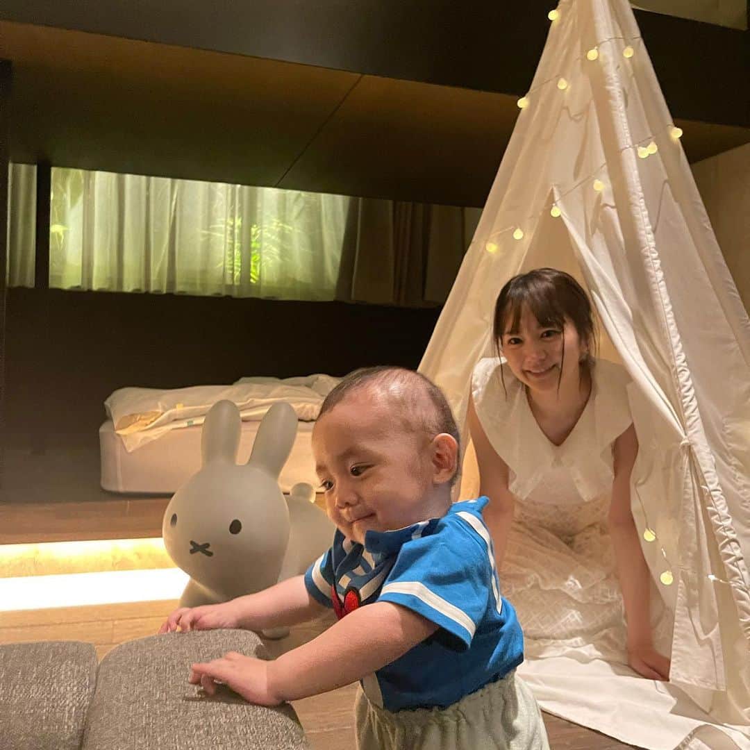 浜田翔子さんのインスタグラム写真 - (浜田翔子Instagram)「京都の実家に長期いたのですが、 東京へ帰る前日に、 京都駅近くの目の前に東本願寺がみえるホテル20PIECES 家族で宿泊しました✨  広々としたお部屋で コンドミニアムホテルなので キッチンついてたり、お部屋でごはんを食べたり、 ゲームしたり色々ロビーで レンタルもでき 今回はキッズテントやブルーナボンボンや気になってたスピーカーを借りました✨テントかわいい...♡  お部屋についてたレコードプレーヤーとか父がレコード好きだから 聞いたり。  朝食付きだったのですが、 ブルックリン発の京都で朝食が人気のお店『ロリマー京都』さんの朝食もゆっくりお部屋で食べれて 素敵な時間を過ごせました！！  離乳食もはじまったし、ミルク作ったりもしなきゃだとやっぱり キッチンあるお部屋、 お風呂、トイレ別なのも 赤ちゃんいるといいね😊  私的、Dysonのドライヤーで洗面台も２つあったり、まだ出来たばかりで綺麗なとこも嬉しかった😍  両親もこんなとこ住みたい話してた😌  いろんなお部屋のタイプがあるし、系列の22PIECESも気になる😌  又行きたいな〜🌼  PR @20_22_pieces #20PIECES #京都ホテル #京都旅行計画 #グループ旅行 #京都おすすめスポット #女子旅計画 #女子会ホテル #家族旅行計画」7月28日 13時31分 - shoko_hamada