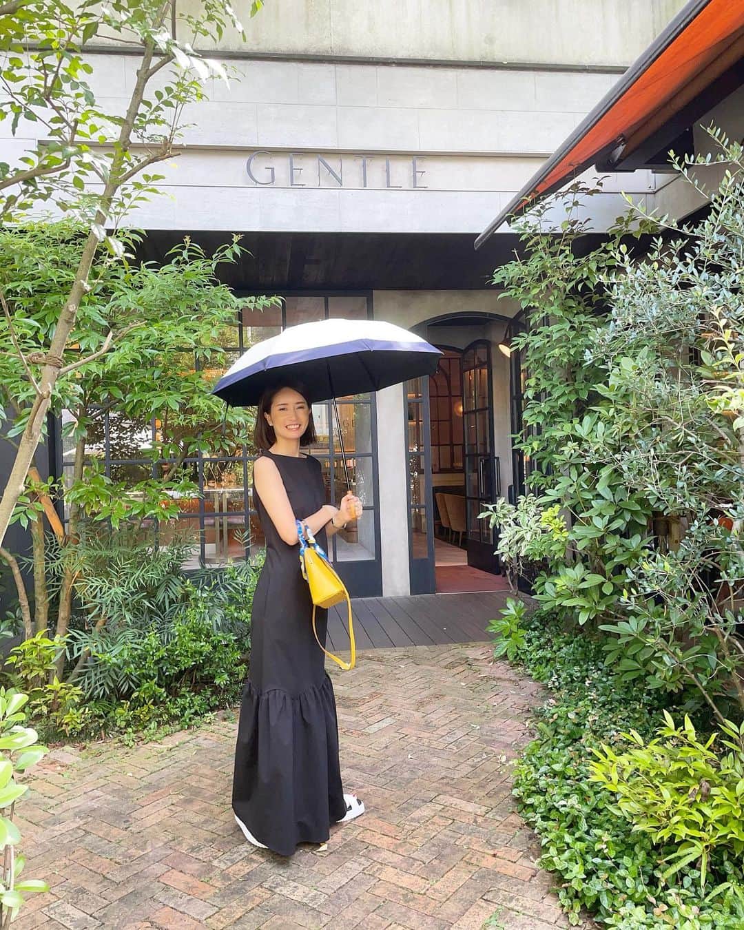 KAORI.OMURA 大村香織さんのインスタグラム写真 - (KAORI.OMURA 大村香織Instagram)「どちらかと言うと、もはや日焼けよりも気温を下げる為に持ち歩いている日傘😂雨傘は忘れて帰るけど日傘は忘れないのはなんででしょう？🤔笑 ・ この夏バックシャンワンピ2着目☺︎ @_euzeen  ・ 背中に目が行くけど一癖ある足元のデザインが好き♡ ・ 着心地の良いワンピース👗 ・ #コーデ#アラフォーコーデ#159cmコーデ #dress#イエベ #ブラックドレス #夏コーデ #いつコ #ランチコーデ #大人コーデ #日傘女子 #エルメス#_euzeen#ブラックコーデ#40代コーデ#フリーランス#起業女子」7月28日 16時39分 - kaori.omura