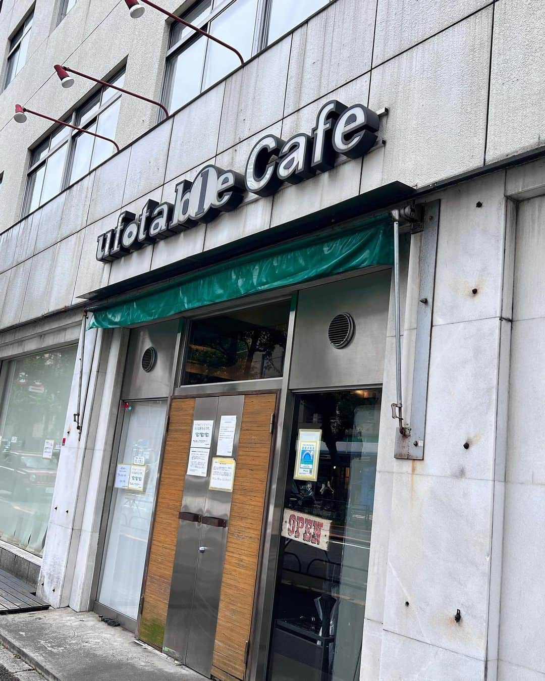 佐藤瀬奈さんのインスタグラム写真 - (佐藤瀬奈Instagram)「⠀ 先日念願のufotablecafeへ🔥 (横サイズで撮った写真が多いから切れちゃってる🥺)⠀ ⠀ 今期のテーマ【煉獄家】にどうしてもどうしても 行きたくて… 抽選外れまくって諦めかけてたところに 鬼滅仲間のおたみちゃんが誘ってくれたの😭🙏❤️⠀ ⠀ しかもまさかの煉獄さんのお隣の席😭 神様ありがとうううぅ😭😭 カッコ良すぎて一生見つめていたかった🤦‍♀️⠀ ⠀ 【注文したメニュー】 ・煉獄家のオムライス ・槇寿郎のフルーツフランベ  ・瑠火の具沢山薬膳スープ ・炭治郎のバースデープレート⠀ ⠀ 父上のフルーツフランベは、煉獄さんの死を 悔やむシーンがテーマとのことで、、 父上の想いをちゃんと届けるべく、持参した炎で しばらく燃やしておきました…(4枚目⠀ ⠀ 母上のスープは煉獄さんの大好物の さつまいもが入ってて涙⠀ ⠀ たくさんグッズ持っていったのだけど、 父上のフランベで燃える可能性があったので 最小限のものを並べておきました🥹 煉獄家の缶バッジを眺めながらの食事は しょっぱかったです。⠀ ⠀ 久しぶりにオタ活できて幸せすぎる時間だったな🥹❤️⠀ ⠀ 煉獄さんの父上母上にお会いするので ちょっとキレイめワンピでお邪魔しました🙏 ・ ・ ・ #ufotablecafe  #ufotablecafe東京  #煉獄家#煉獄杏寿郎  #煉獄さんは不滅 #オタ活#オタ活カフェ巡り#鬼滅の刃 #煉獄さん推しと繋がりたい  #demonslayer」7月28日 17時10分 - senapuu