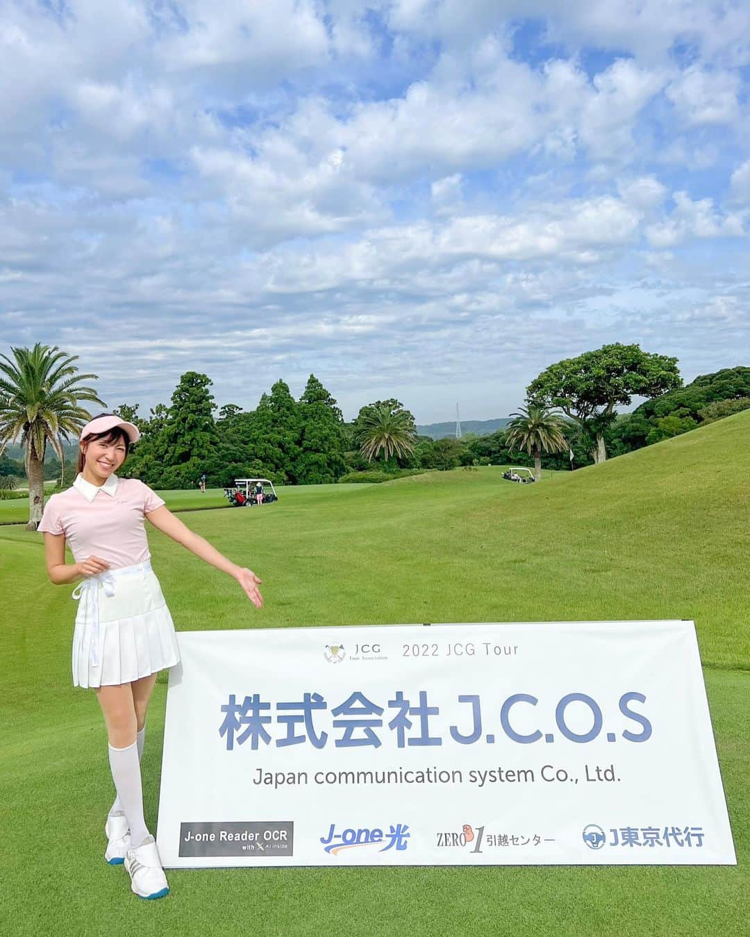 高沢奈苗さんのインスタグラム写真 - (高沢奈苗Instagram)「. 先週行われた @jcg_golftour_official 女子大会🏌️‍♀️  アンバサダーとして表彰式のお手伝いをさせて頂きました🏆  @golf___sayachan と❣️  .  フレッシュな選手達の最終組でスポンサー様と一緒にコースを回らせて頂きました🏌️‍♀️ このコースバンカー多くてやりがいのあるコースで楽しかった⛳️✨  .  @jcg_golftour_official は主に関東と大阪で開催されています💡  プロを目指す方に向けた1dayトーナメント！ 詳しくはサイトを見てください😊  .  写真… お天気が良過ぎて無理やり目を開けてます👀笑  .  .  #日本チャレンジゴルフツアー #1dayトーナメント #ゴルフ女子 #ゴルフ男子 #ゴルフツアー」7月28日 17時29分 - nanaetakasawa