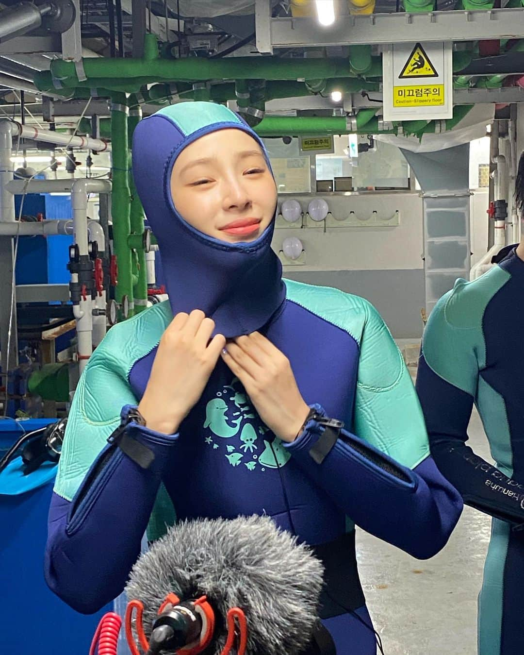 アイリーン・キムさんのインスタグラム写真 - (アイリーン・キムInstagram)「Swimming with sharks🤯🦈 너무 무서웠지만 도전해서 선공! 아쿠아리스트님들 정말 멋있는 직업👍🏻」7月28日 17時31分 - ireneisgood