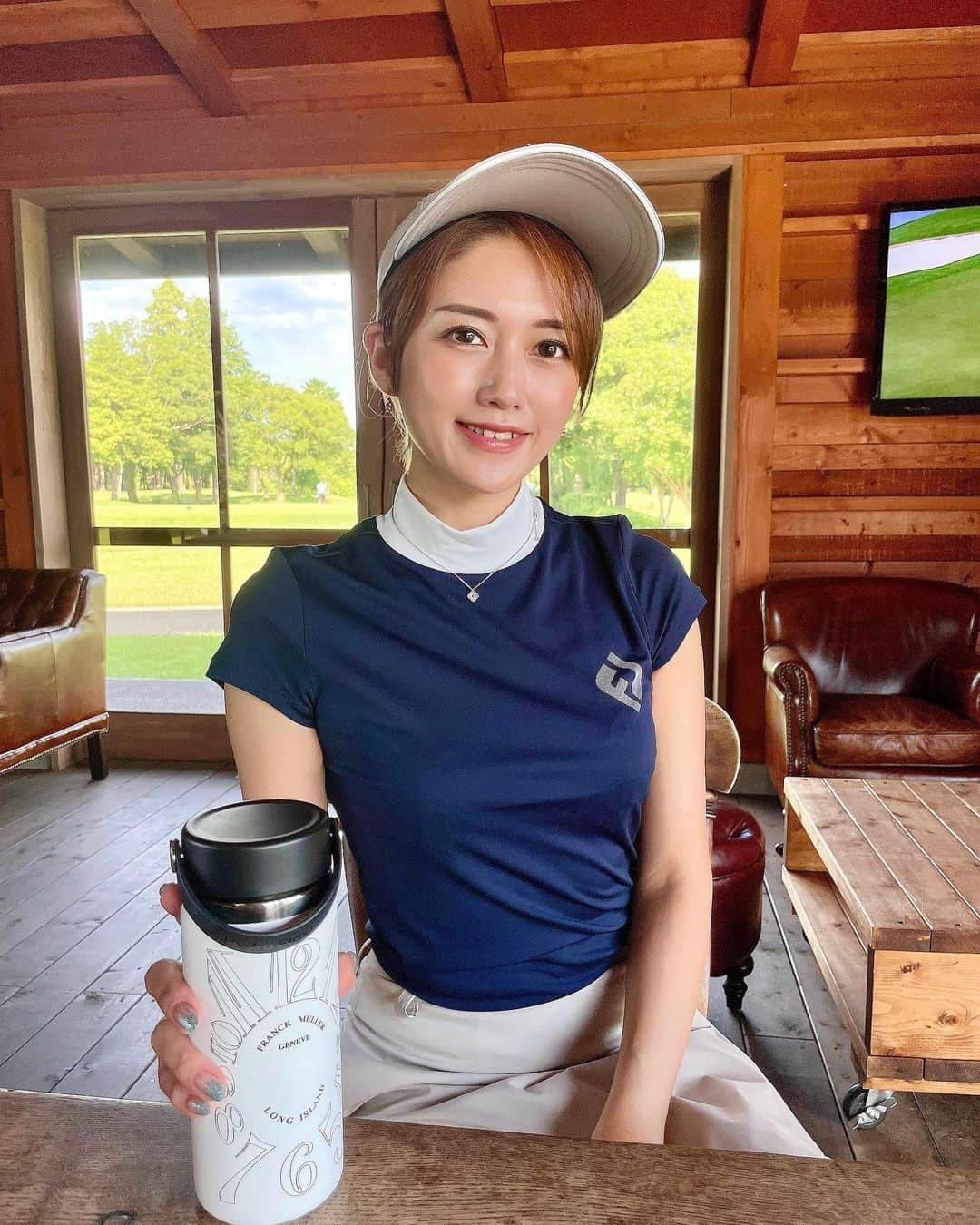 ISHIIYUKIKOさんのインスタグラム写真 - (ISHIIYUKIKOInstagram)「初フットジョイのウェアにチャレンジ❣️  ネイビー×グレージュ🏌️‍♀️  サンバイザーからシューズまで全てフットジョイ✨  大人っぽい色使いと短過ぎないスカートの丈が大人っぽい💓  グローブもネイビーで合わせたよ✨  ネイビー×グレージュはまりそう🥺  #ゴルフ #ゴルフ女子 #golf #golfgirls  #골프 #골프스타그램  #高尔夫 #golfswing #ゴルフウェア #ゴルフファッション #フットジョイ #footjoy #韓国スタイル #ネイビーコーデ #グレージュコーデ #グレーコーデ」7月28日 18時12分 - ishii_yukiko