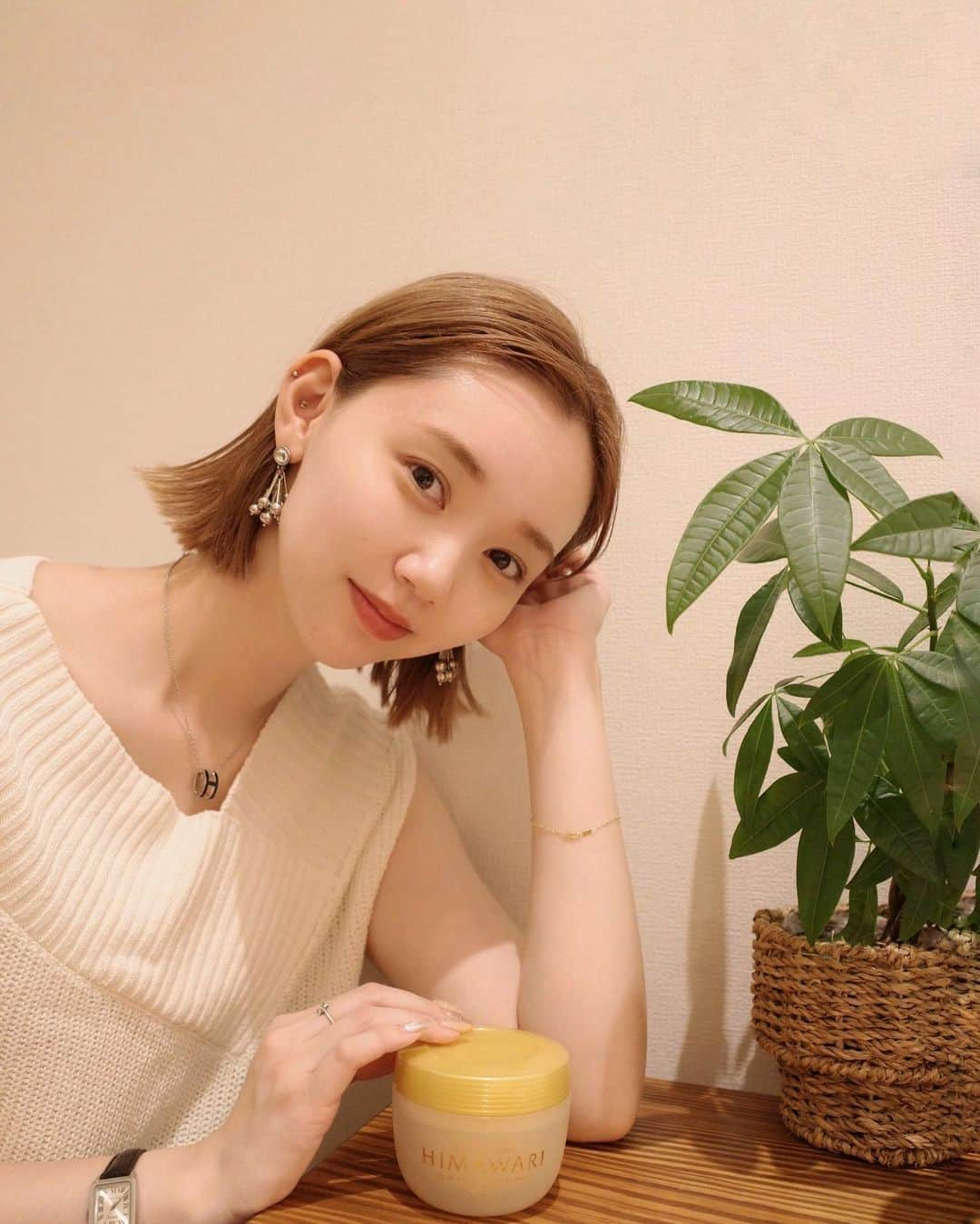 江野沢愛美さんのインスタグラム写真 - (江野沢愛美Instagram)「ディアボーテHIMAWARIの ヘアマスクが届いて使ってみてとても良かったのでレビューします📝　  テクスチャーがとっっっても濃厚で、 重ためのトリートメント。  これのおかげで湿度が高いと 広がりやすい私の髪も、まとまりやすくなりました🌻  セットして時間が経っても広がりにくかったから私には合ってたかもっ  ホワイトフローラルブーケの香りが とってもよくてお風呂場まで いい香りになったのが嬉しかった💐笑  #ディアボーテHIMAWARI #ヘアマスク  #雨男さんの結婚式  #テレ朝  #PR #ふしぎな雨男」7月28日 18時14分 - enosawa_manami