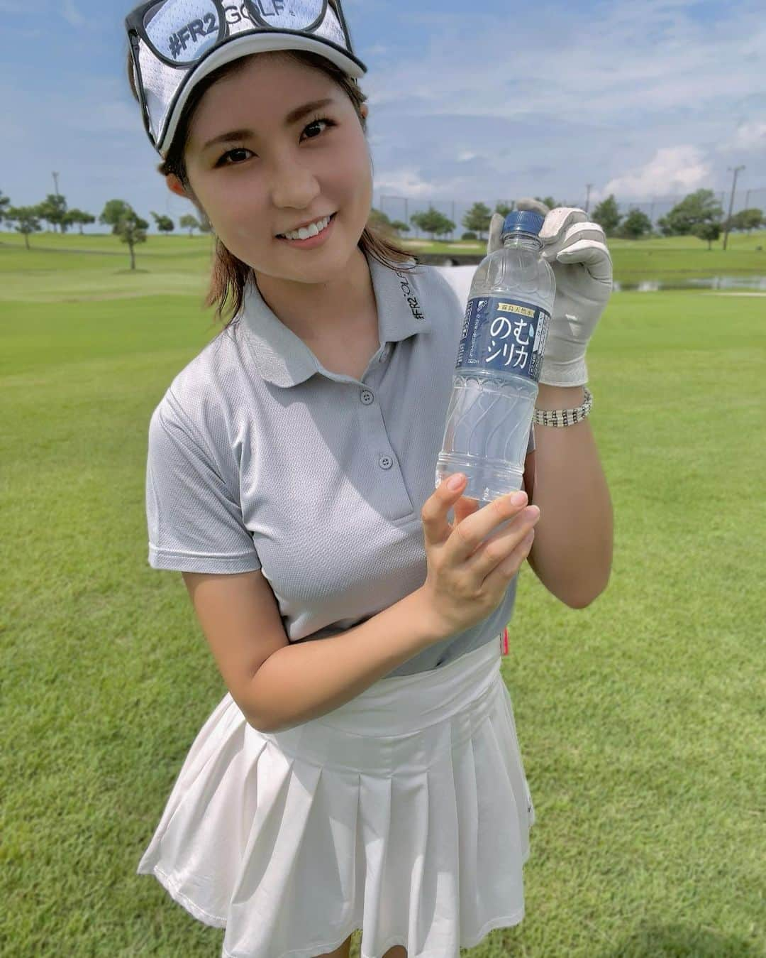 まいまいさんのインスタグラム写真 - (まいまいInstagram)「あちあちゴルフ⛳️☀️ あっつい日にはのむシリカ持参！ @nomusilica_official  中硬水なのに軟水っぽくてすっごく飲みやすいです♥️ お腹の調子もいい気がするからずっと続けてるよ🌿  最近は水マニア❤️笑 . #まいごるふ#ゴルフ#女子ゴルフ#ゴルフ女子#ゴルフスイング#ゴルフウェア#ゴルフコーデ#名古屋#名古屋ゴルフ#のむシリカ#シリカ水#シリカ#supported #maigolf#golf#golfswing#golfwear#골프#골프스윙#골프중독#골프웨어」7月28日 19時01分 - ___maigolf___