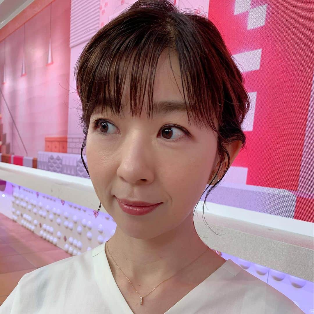 松尾由美子さんのインスタグラム写真 - (松尾由美子Instagram)「. こんばんは！ 関東で激しい雷雨となっているところがありますね。 土砂災害や河川の急な増水、氾濫にお気をつけください💦  イヤリングを撮ろうとしたら横の毛で見えなかったので 暖簾のように上げてみました。  今日もご覧いただき、 ありがとうございました。  ブラウス、スカート YECCA VECCA @yeccavecca  アクセサリー ANEMONE @anemone_official  白×ライトベージュのトレンドのワントーンコーデ。 ブラウスは襟抜きで抜け感を◎ ゴールドのアクセサリーで華やかさと色をプラスしました。  #松尾由美子 #松尾と服 #スーパーＪチャンネル #Jチャン #夕方ニュース #テレビ朝日 #アナウンサー」7月28日 19時36分 - yumikomatsuo5