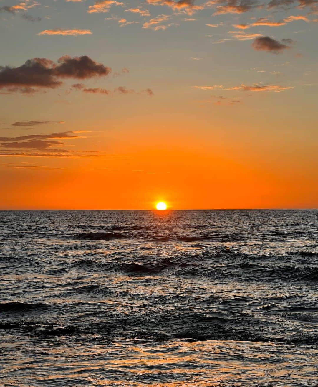 アンミカさんのインスタグラム写真 - (アンミカInstagram)「今晩のサンセットは最高に綺麗でした🌅自然の一期一会に今日も感謝。。。  光に当たると裏地が光る　@missoni  のニットワンピを着てサンセットディナーへ🍷✨  旦那様は夕陽カラーのオレンジ🧡を着て。美しい光が体中に当たって、浄化された気分✨  7.8枚目の夕陽が【特捜最前線】みたいで好き🌅 "わたしだけの十字架"が流れてくる〜♬昭和ネタですみません💦 　 今夜は  ・20:00〜22:00  フジテレビ 【奇跡体験！アンビリーバボー!】  ・23:00〜23:40 フジテレビ 【トークイーンズ】〜松丸亮吾  明日7/29(金)は ・0:58〜01:28  TBS 【KAT-TUNの食宝ゲットゥーン！！】に出演します。  【WEB配信】Humming H_style Vol.3 最後の回になります。  お時間許す方は是非、ご覧下さいませ☺️ #hualalai  #fourseasons」7月28日 20時07分 - ahnmikaofficial